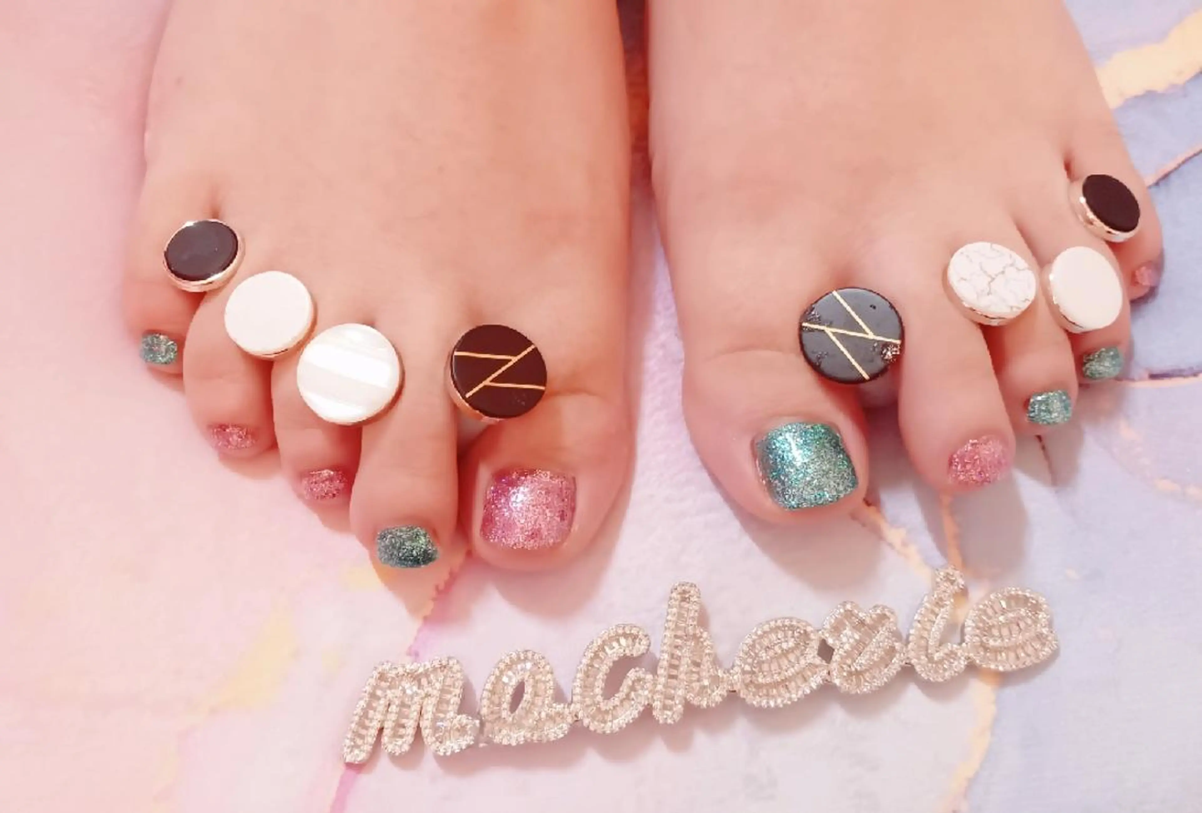 ネイル フットネイル キラキラネイル 水色 ピンク フットネイル Nail Salon macherieのネイルデザイン