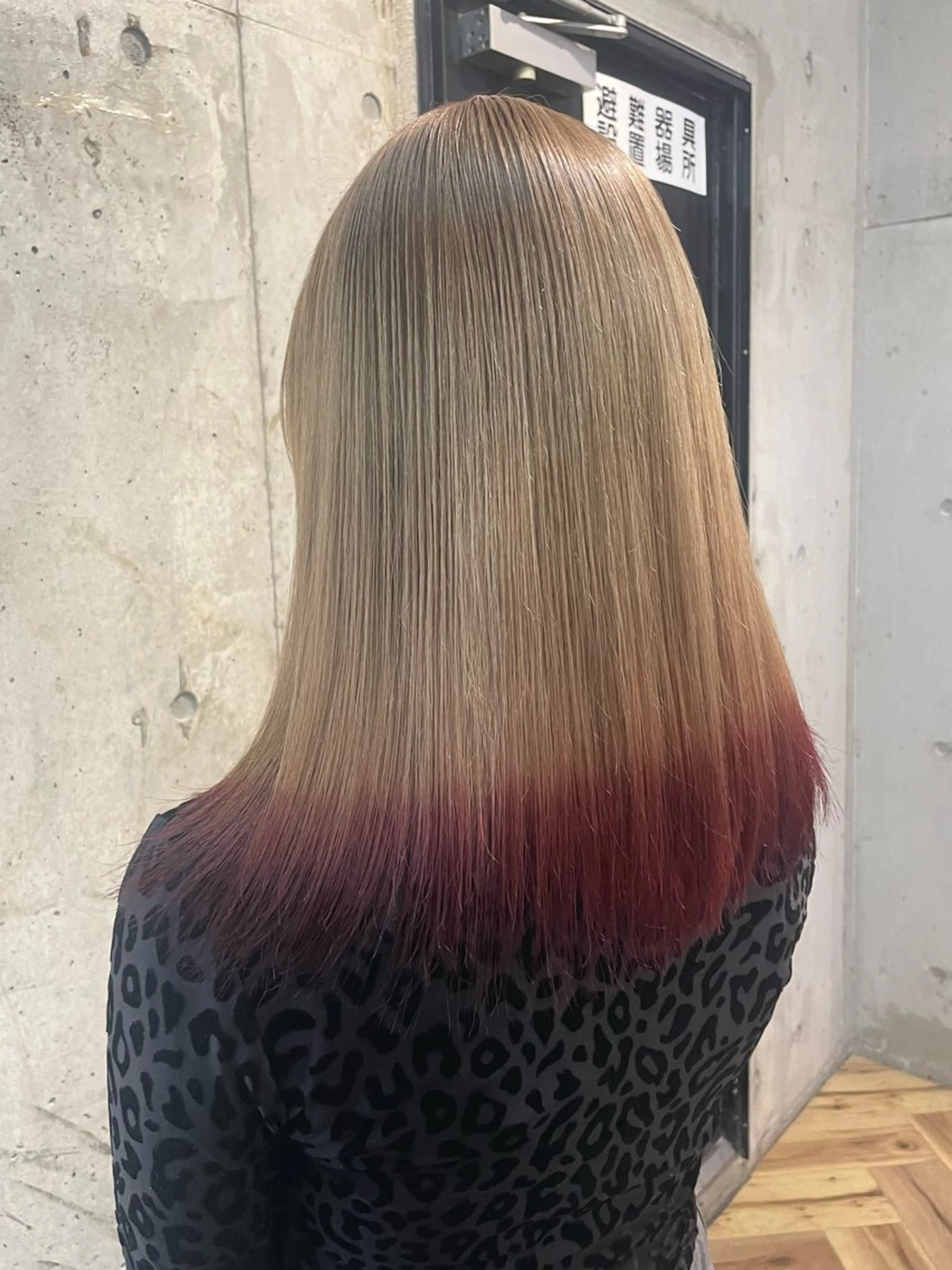 ロング カラー グレージュ ミルクティーグレージュ レッドカラー lani hair salon所属・SHOTO ハイトー ン/デザインカラーのヘアスタイル