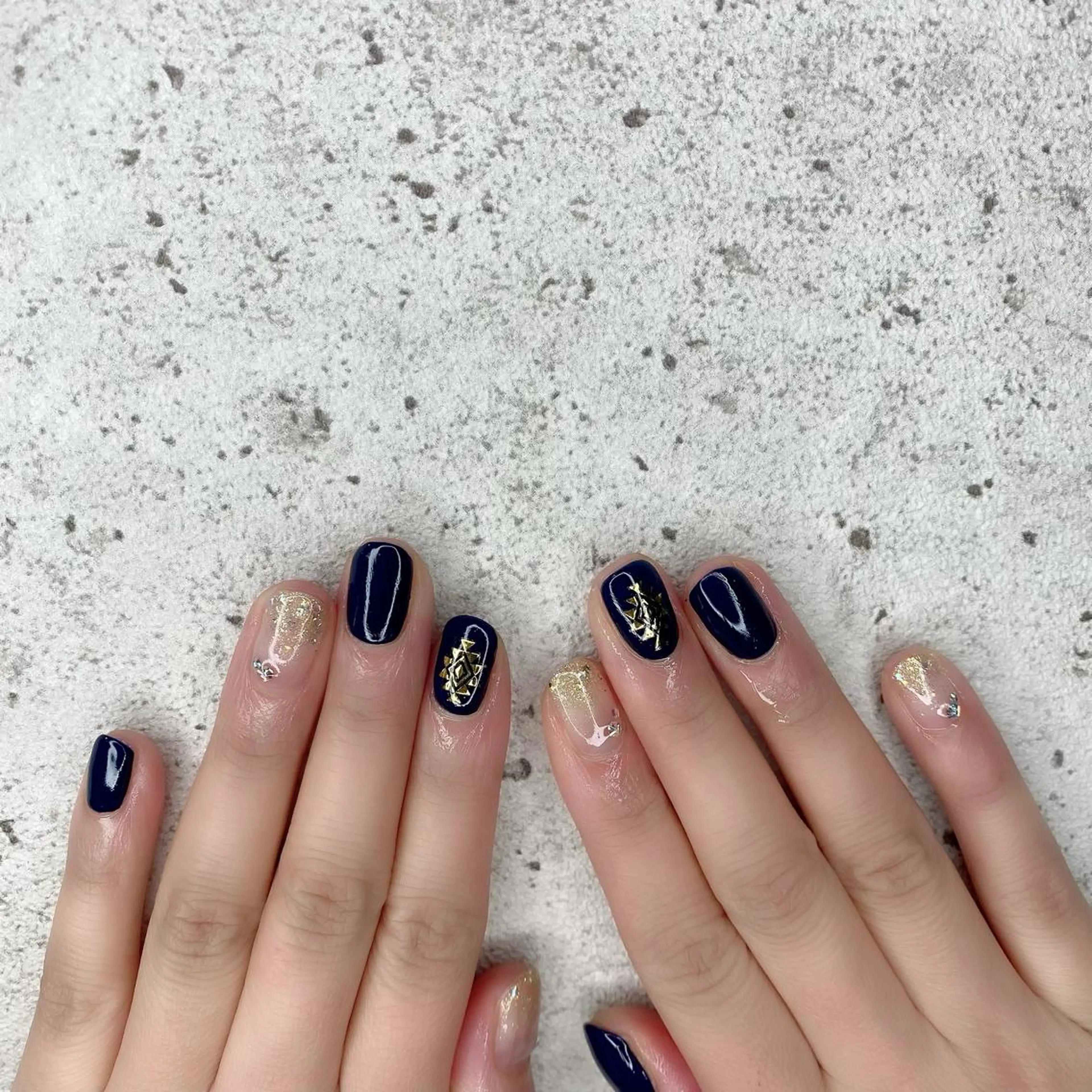 ミディアム カラー パーマ ヘアアレンジ メンズ キッズ ネイル マツエク・マツパ アイブロウ ネイビーカラー ゴールド キラキラネイル ネイビー ハンドネイル Salon Ｋのネイルデザイン