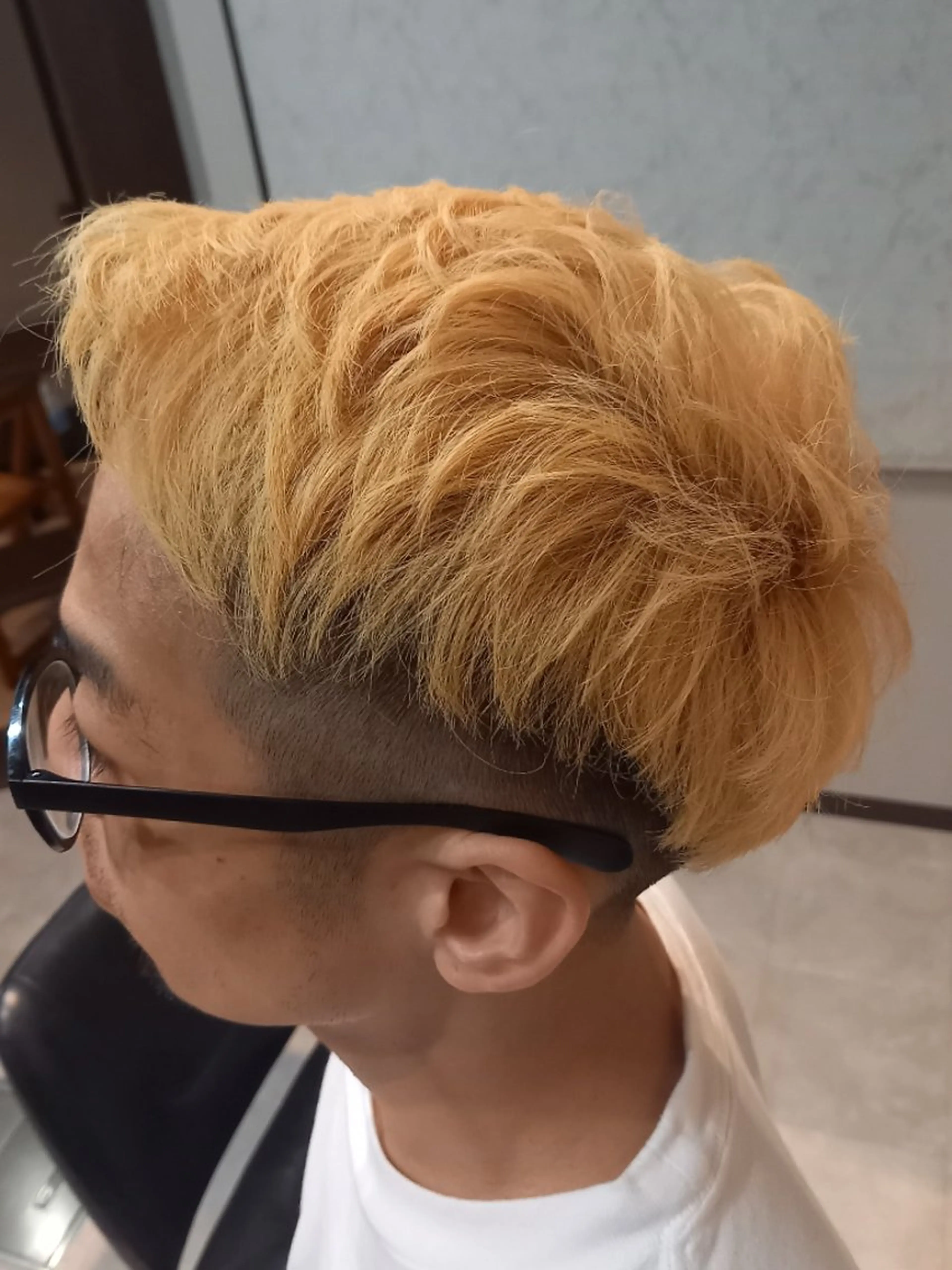 カラー メンズ ショート メンズブリーチ メンズハイトーン ブリーチ ハイトーンカラー ショートヘア bondhair所属・上原 嘉代子のヘアスタイル