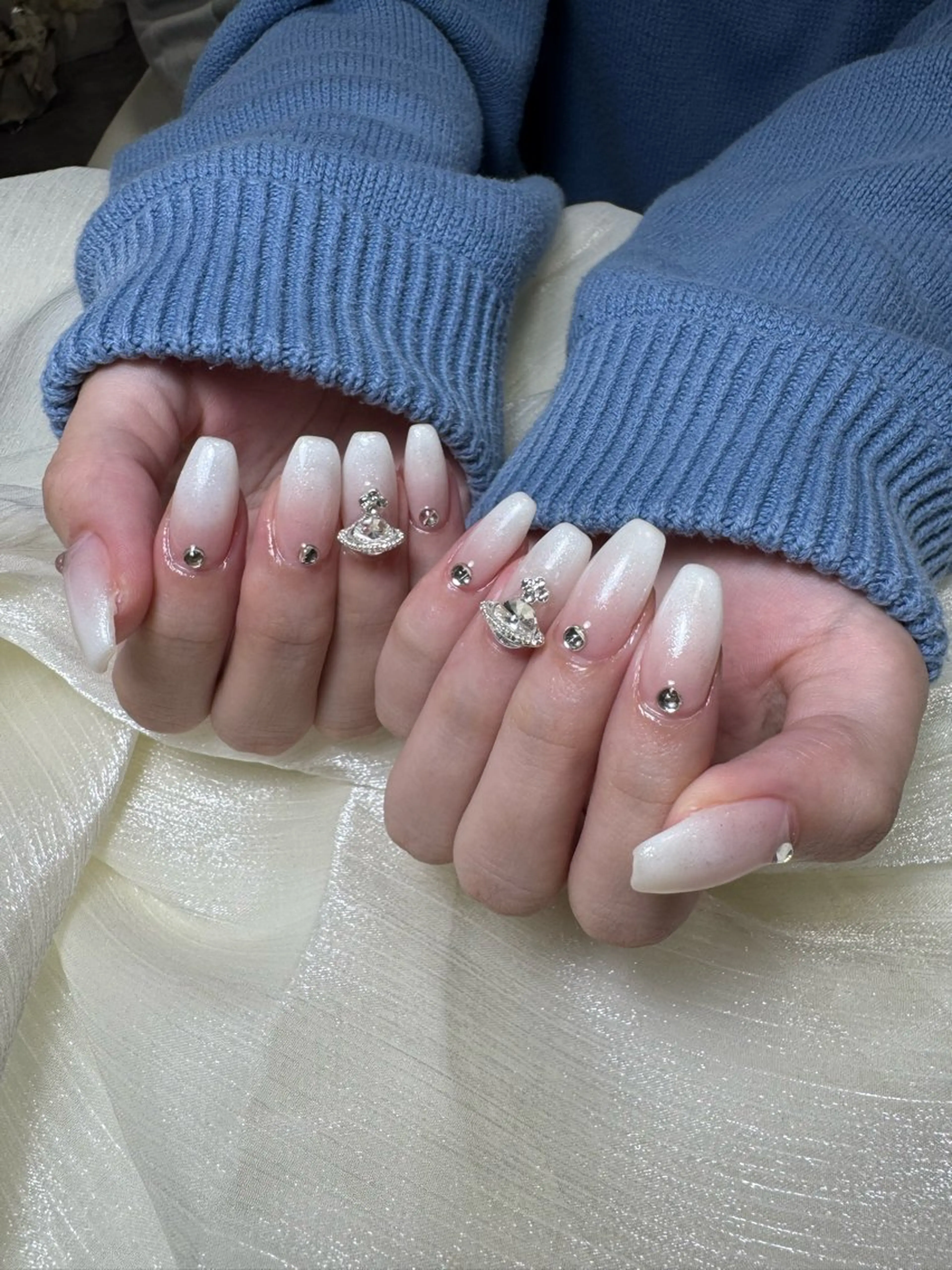 ネイル グラデーション ラメ(グリッター) ホワイト ハンドネイル ハンドケア 立川 紋歌のネイルデザイン