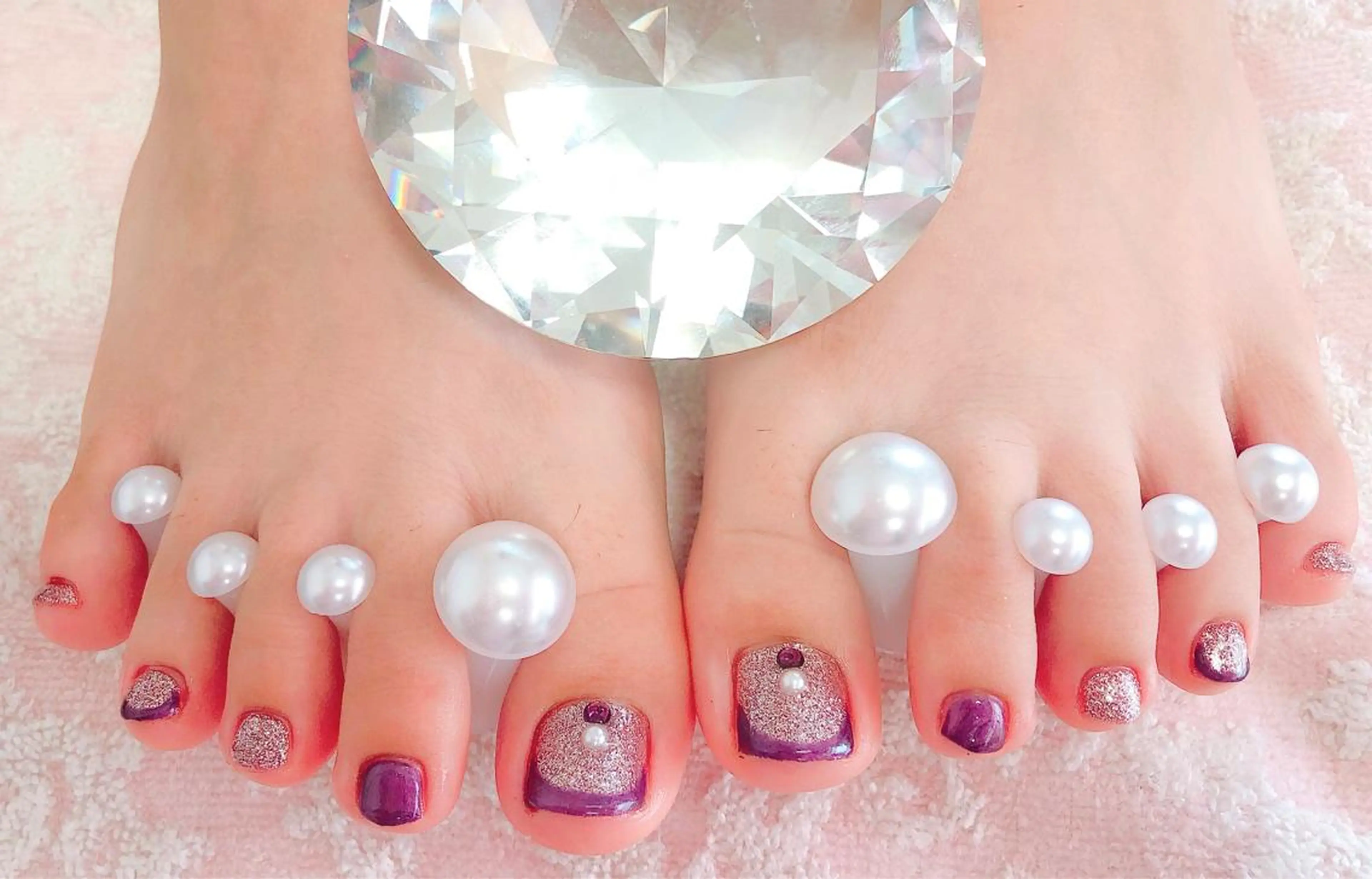 ネイル フットネイル フレンチネイル ラメ(グリッター) フットネイル CROWN プライベートサロンのネイルデザイン