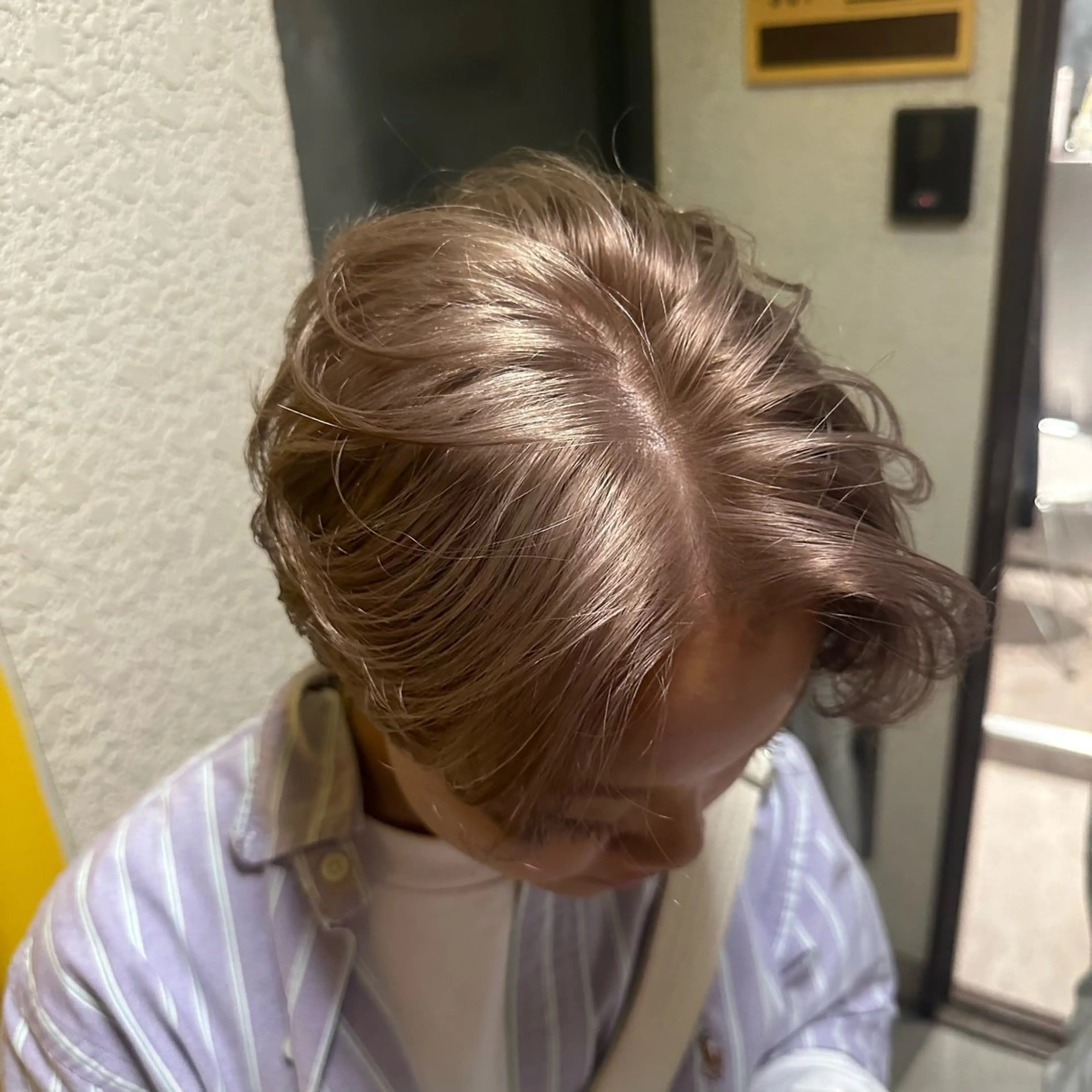 ミディアム カラー メンズ メンズブリーチ ブリーチ ダブルカラー カット ヘアカラー SALOWIN 原宿 iori所属・🌟原宿指名No.1 センターパート⭐️のヘアスタイル