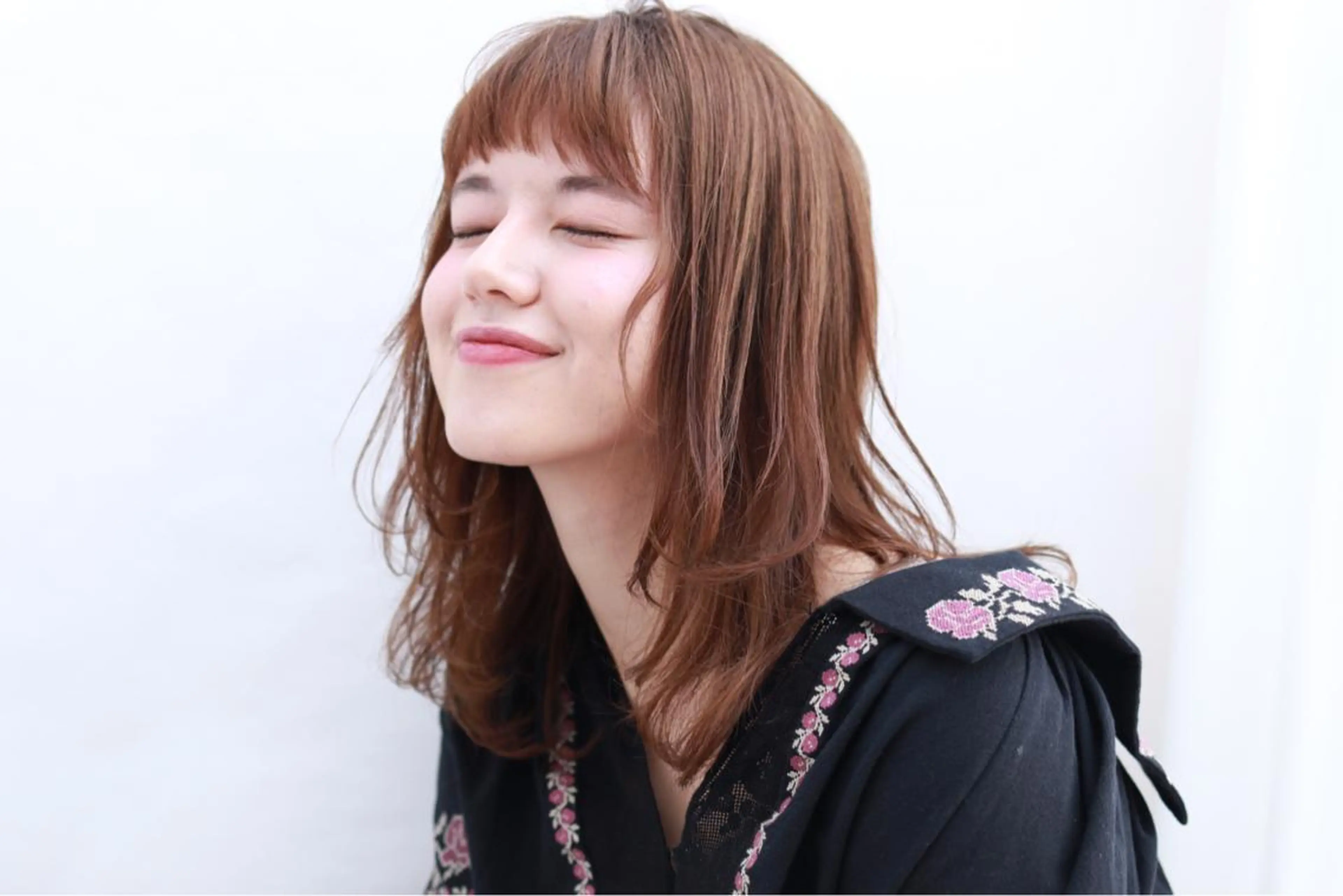 ミディアム カラー ミディアムレイヤー レイヤーカット カット ヘアカラー トリートメント 齋藤 咲のヘアスタイル