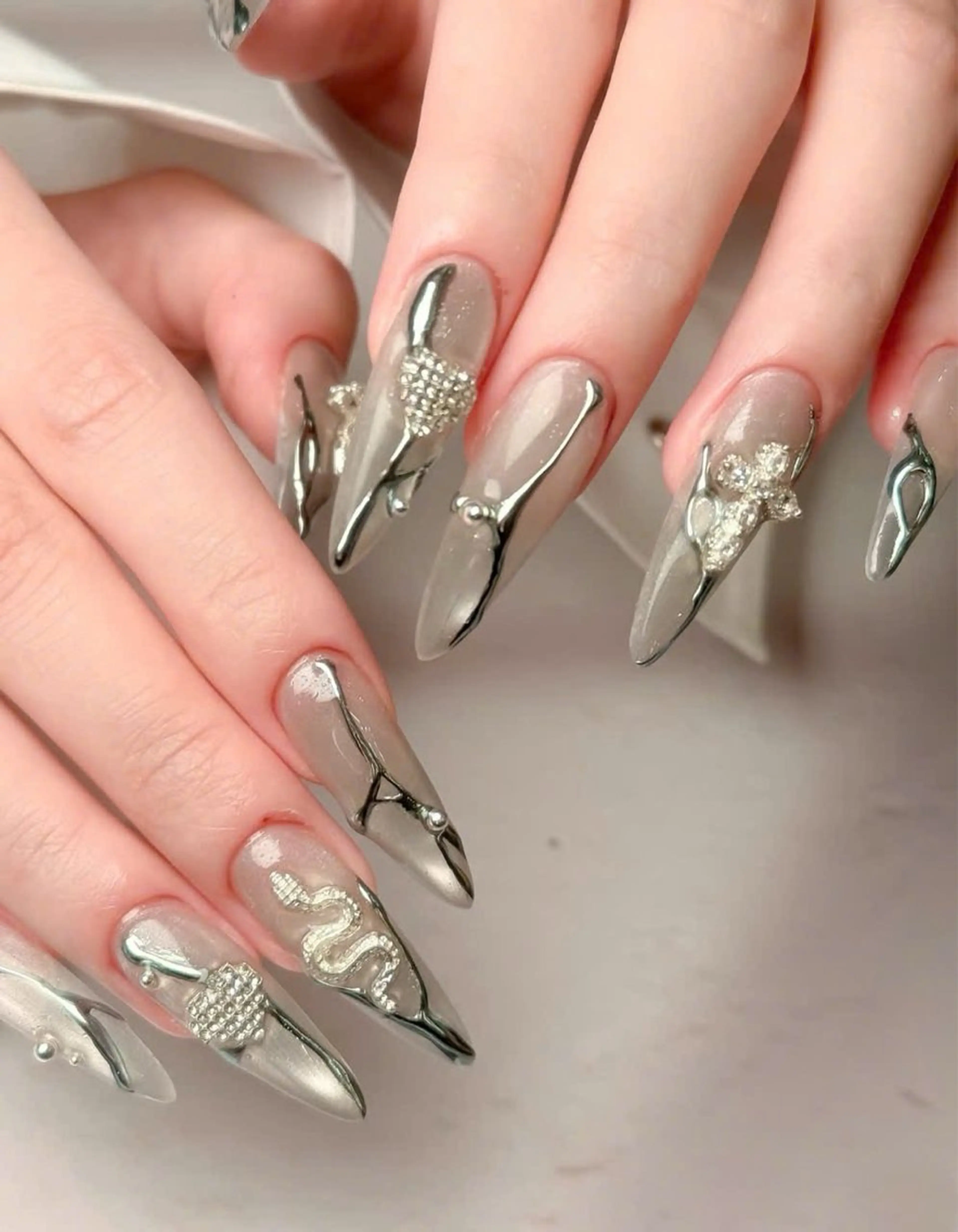 ネイル フレンチネイル キラキラネイル マグネットネイル ミラーネイル ニュアンスネイル ハンドネイル Tira Nailのネイルデザイン