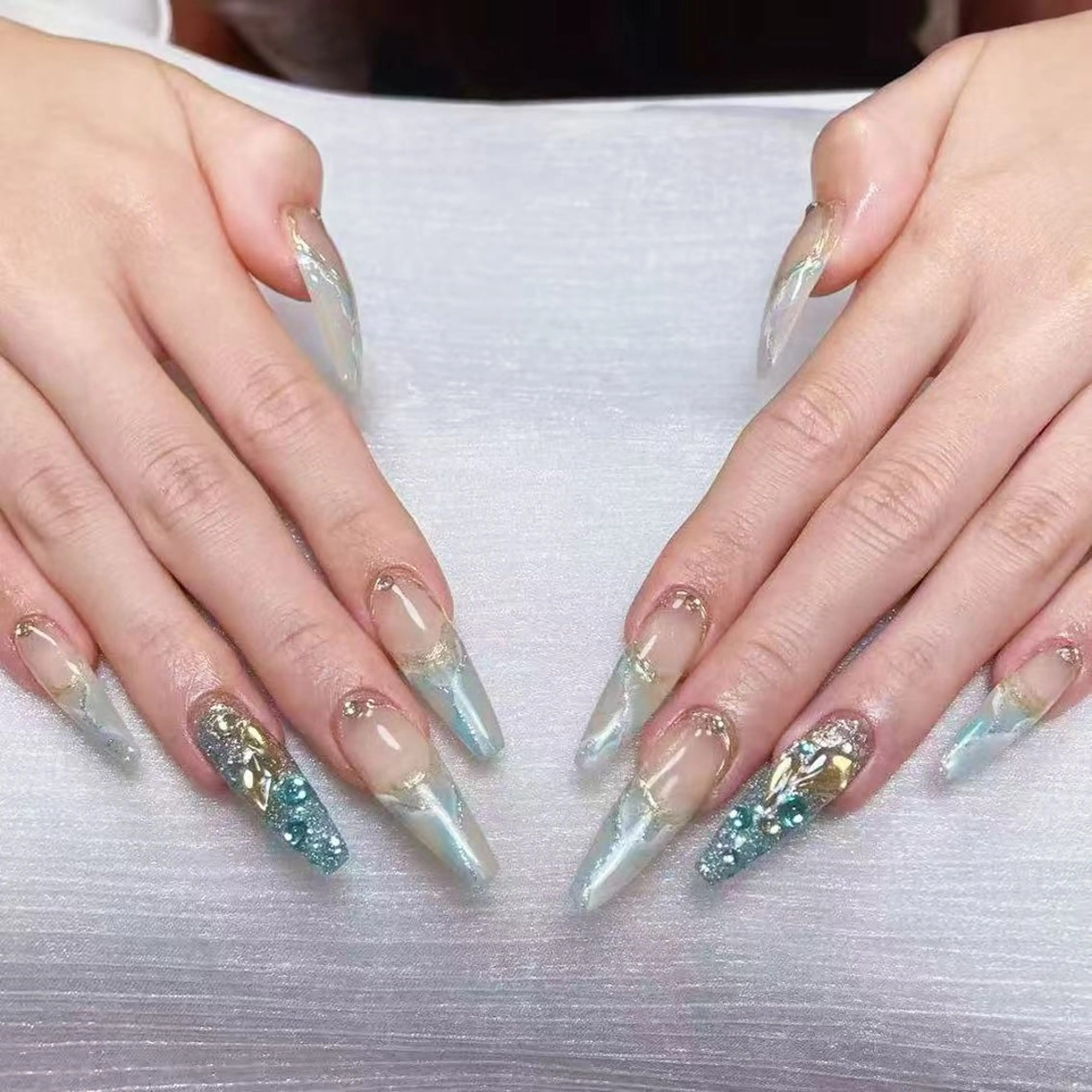 ネイル アートネイル オーロラネイル ガーリー キラキラネイル 韓国ネイル ハンドネイル ハンドケア DEMAIN- ERIのネイルデザイン