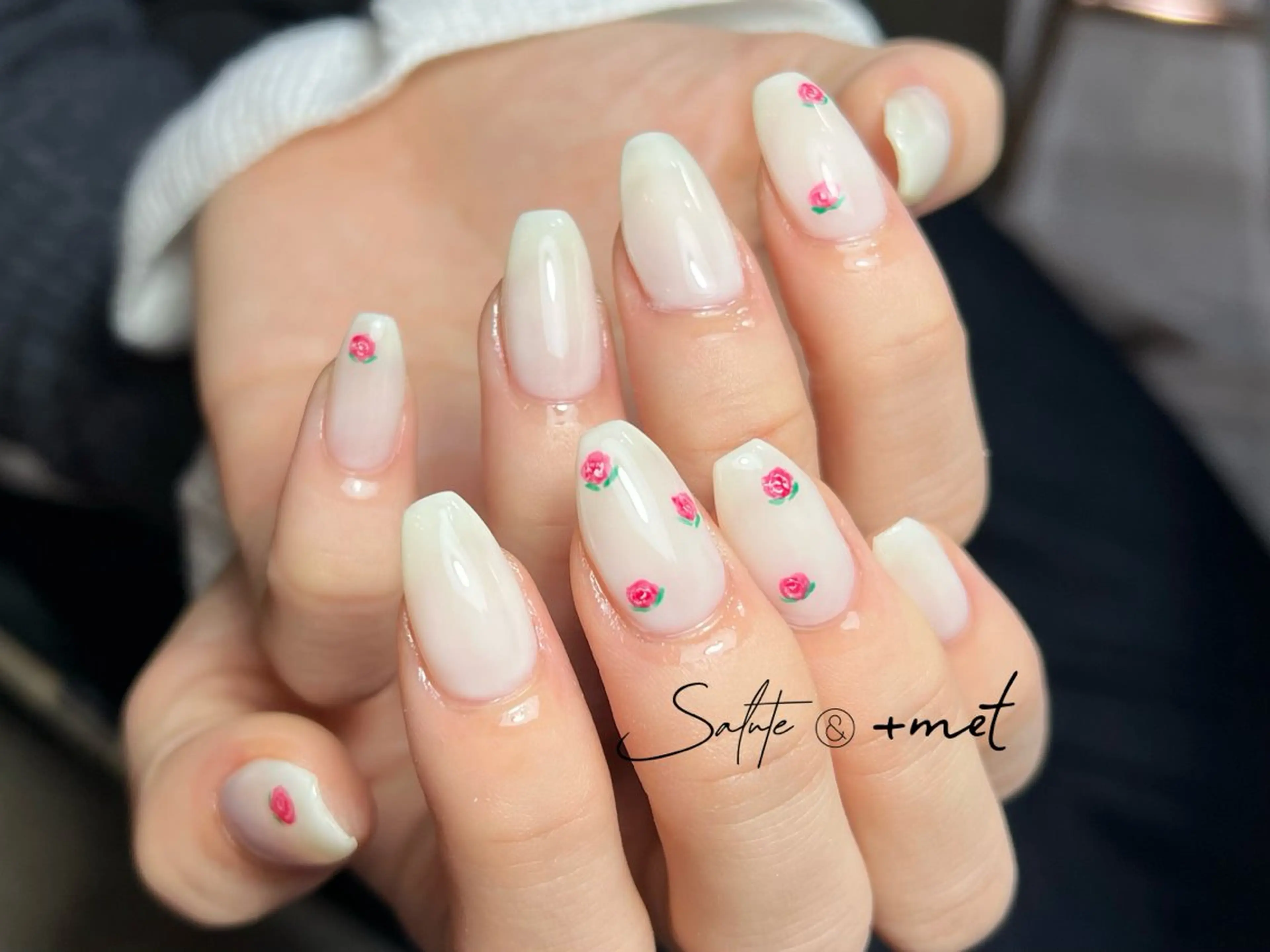 ネイル アートネイル ガーリー ニュアンスネイル シンプルネイル ホワイト ハンドネイル 小島 志音のネイルデザイン