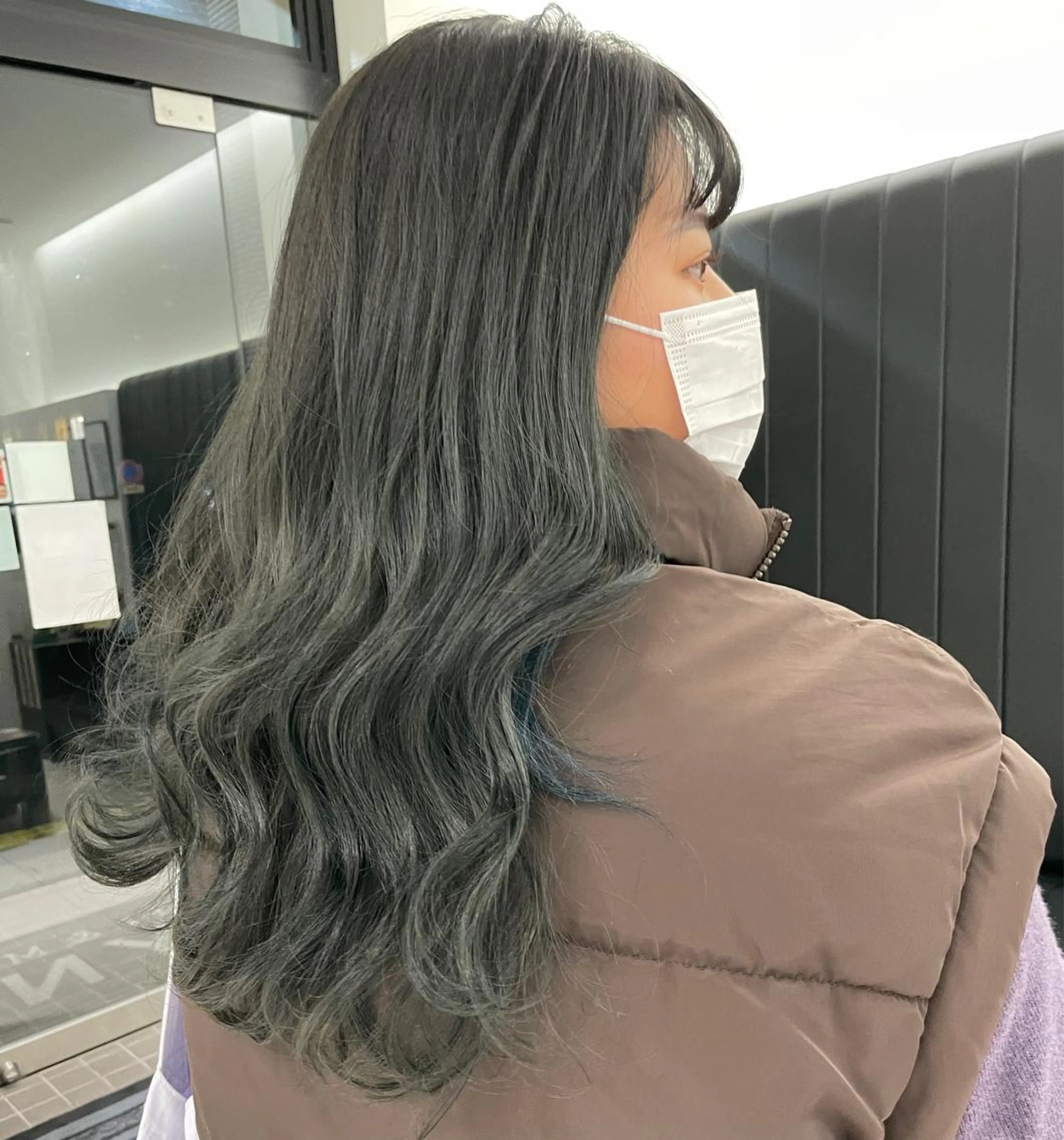 ロング カラー 黒髪 ブリーチ ブルーカラー ブルーブラック 透明感カラー 海外レイヤー/赤み 消しカラー/上原聖奈のヘアスタイル