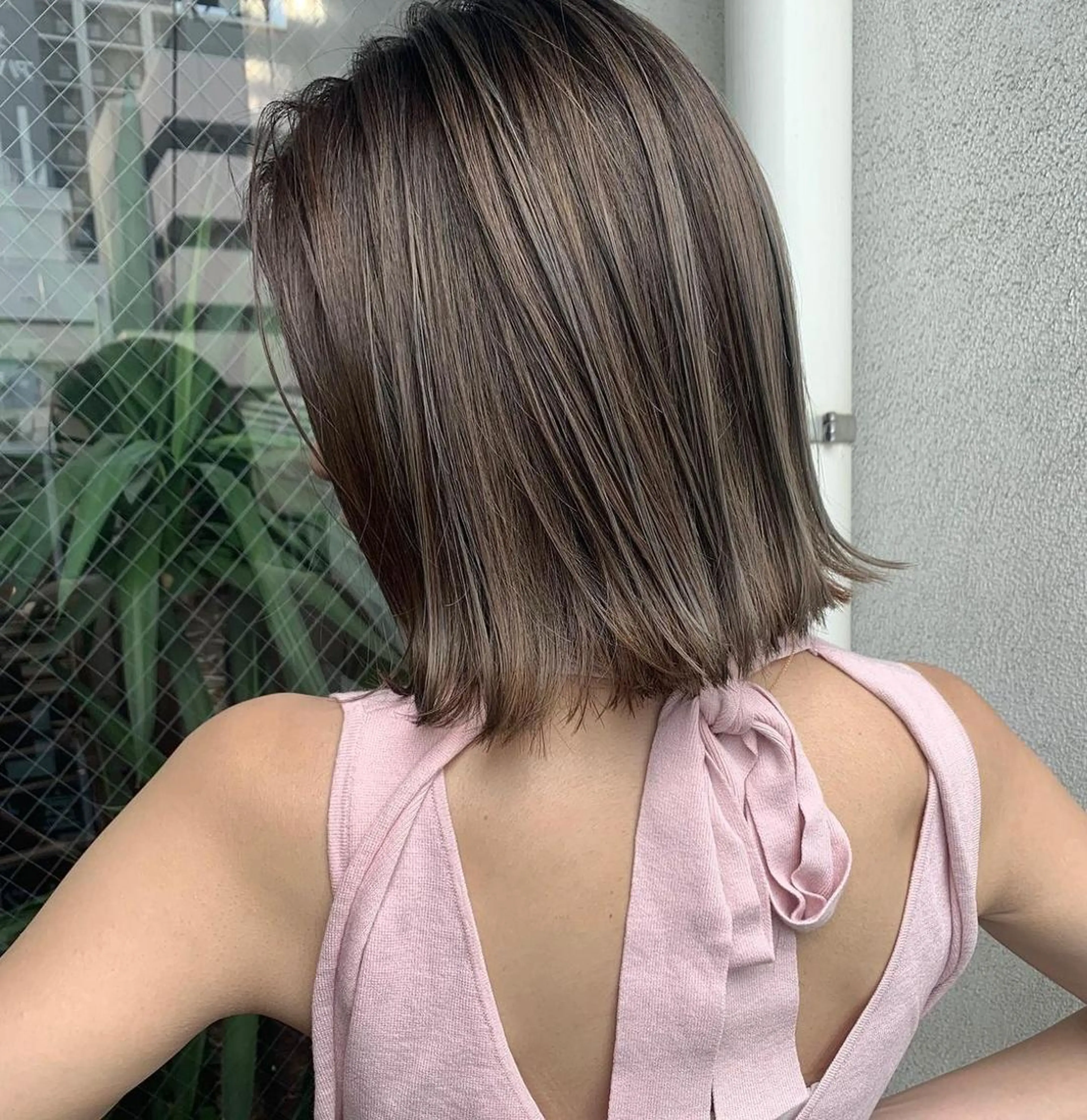 ショート カラー ブリーチ ブラウンカラー 透明感カラー グレージュ アイスグレージュ カット ヘアカラー トリートメント オフホワイトアンドなんば所属・福西 洋斗のヘアスタイル