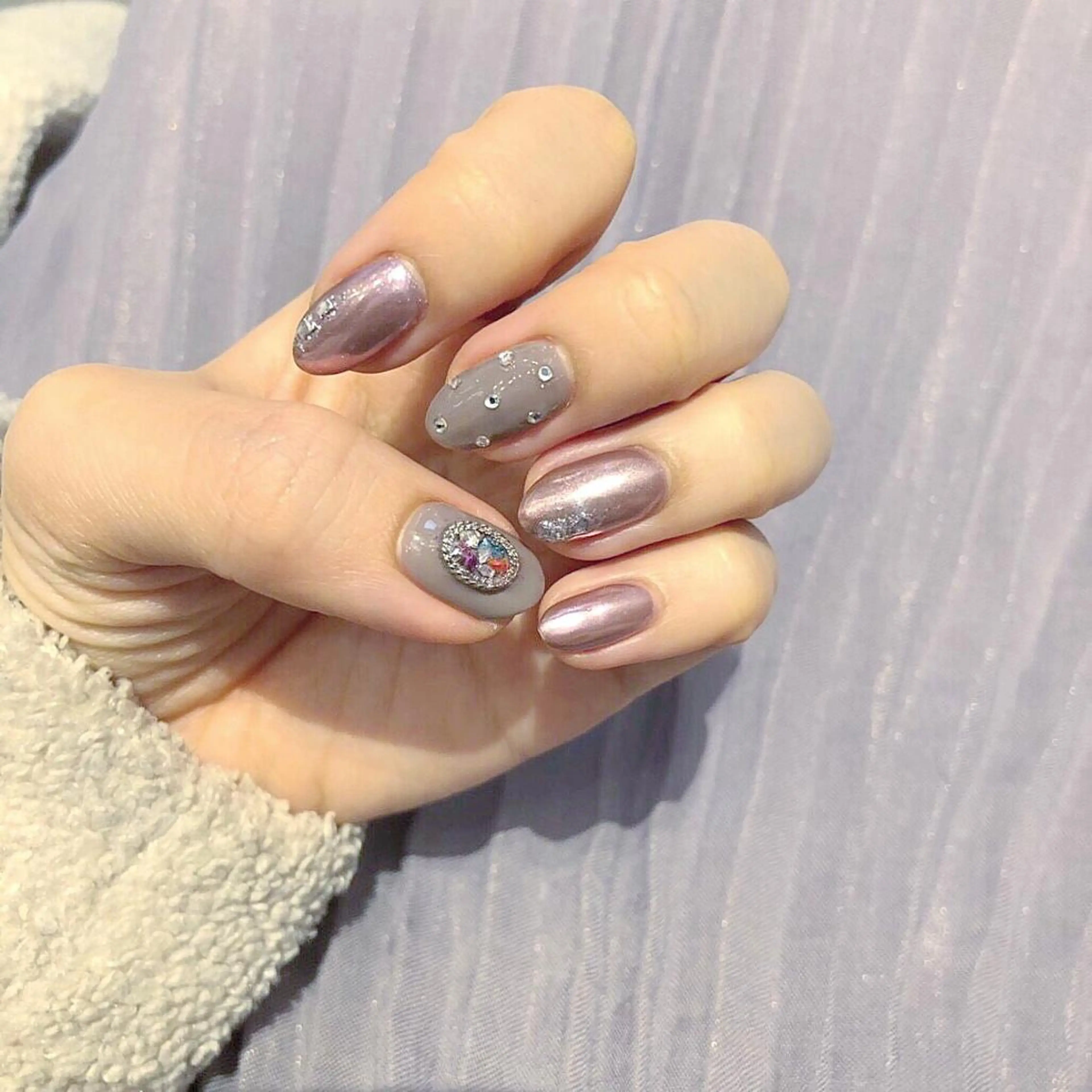 ネイル ミラーネイル ストーンネイル Kanon 🤍のネイルデザイン