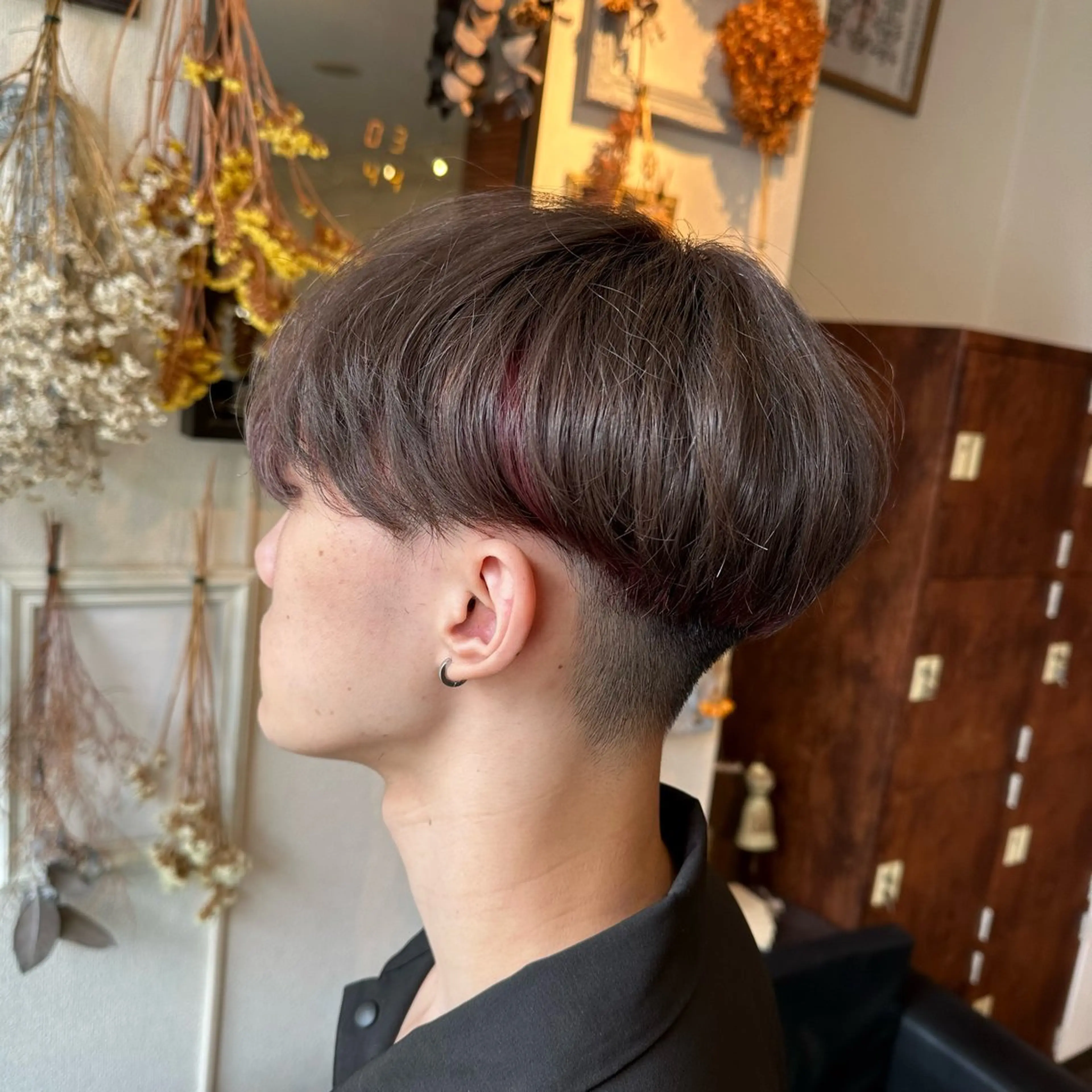 ショート カラー メンズ メンズインナーカラー インナーカラー ピンクカラー カット ヘアカラー インナーカラー指名 No.1菊池柊真のヘアスタイル