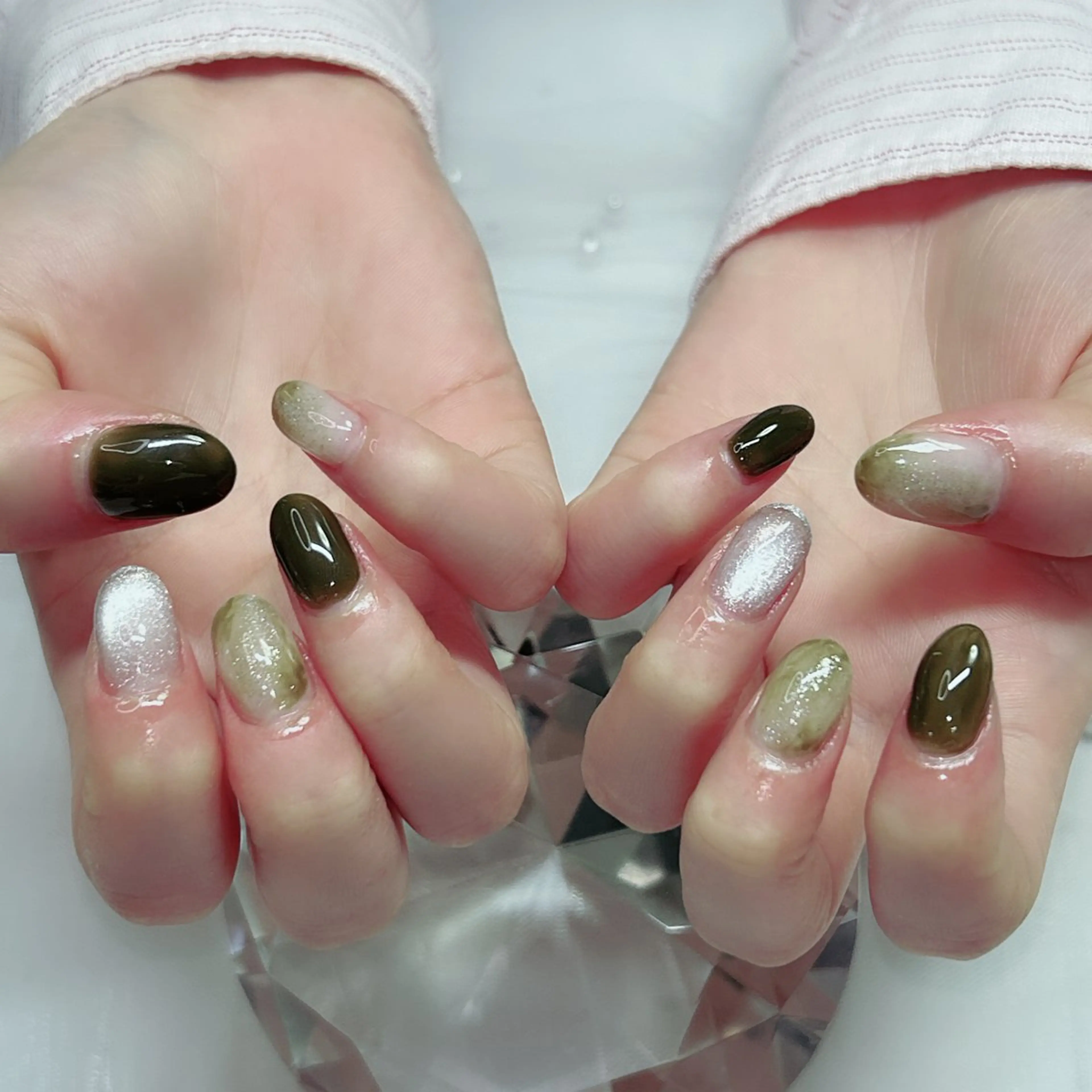 ネイル オーロラネイル フラワーネイル フレンチネイル キラキラネイル ラメ(グリッター) ハンドネイル Cute Tips nailのネイルデザイン