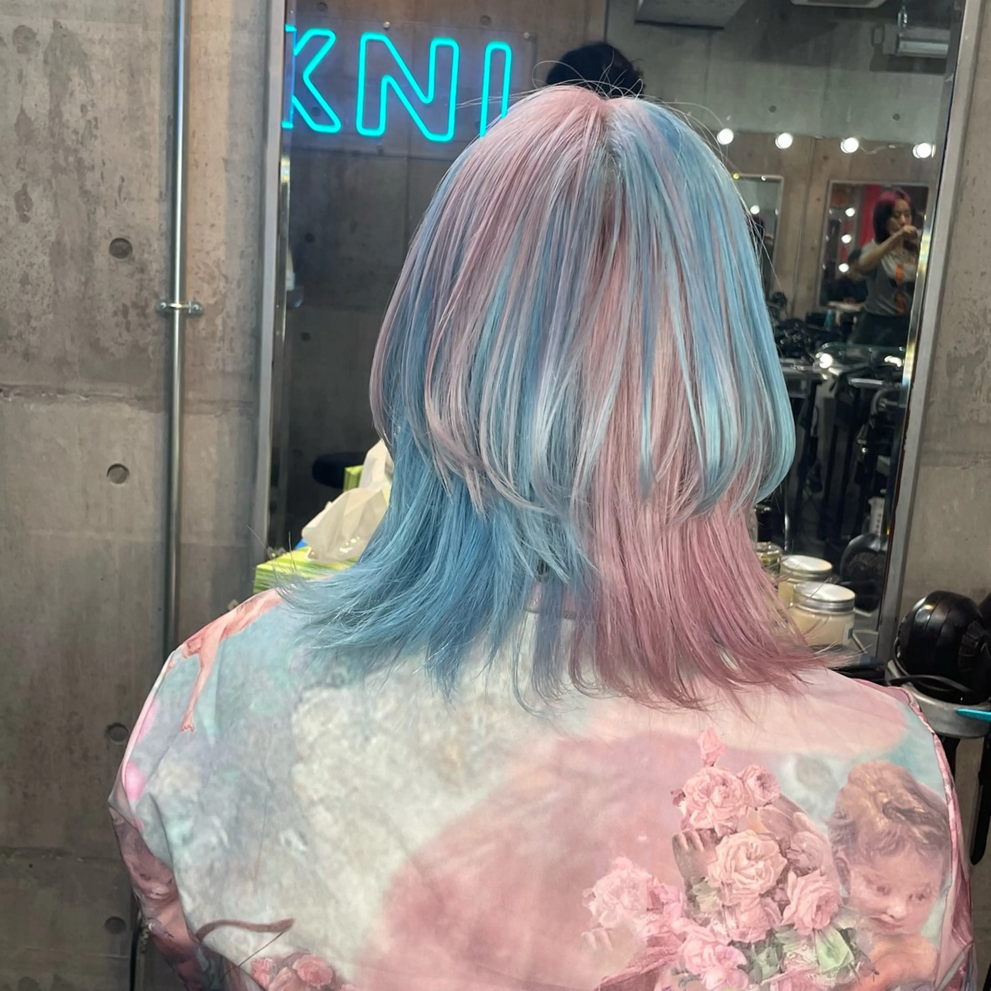 ミディアム カラー ホワイト&レイヤーカ ットエクステ長畠俊輔のヘアスタイル