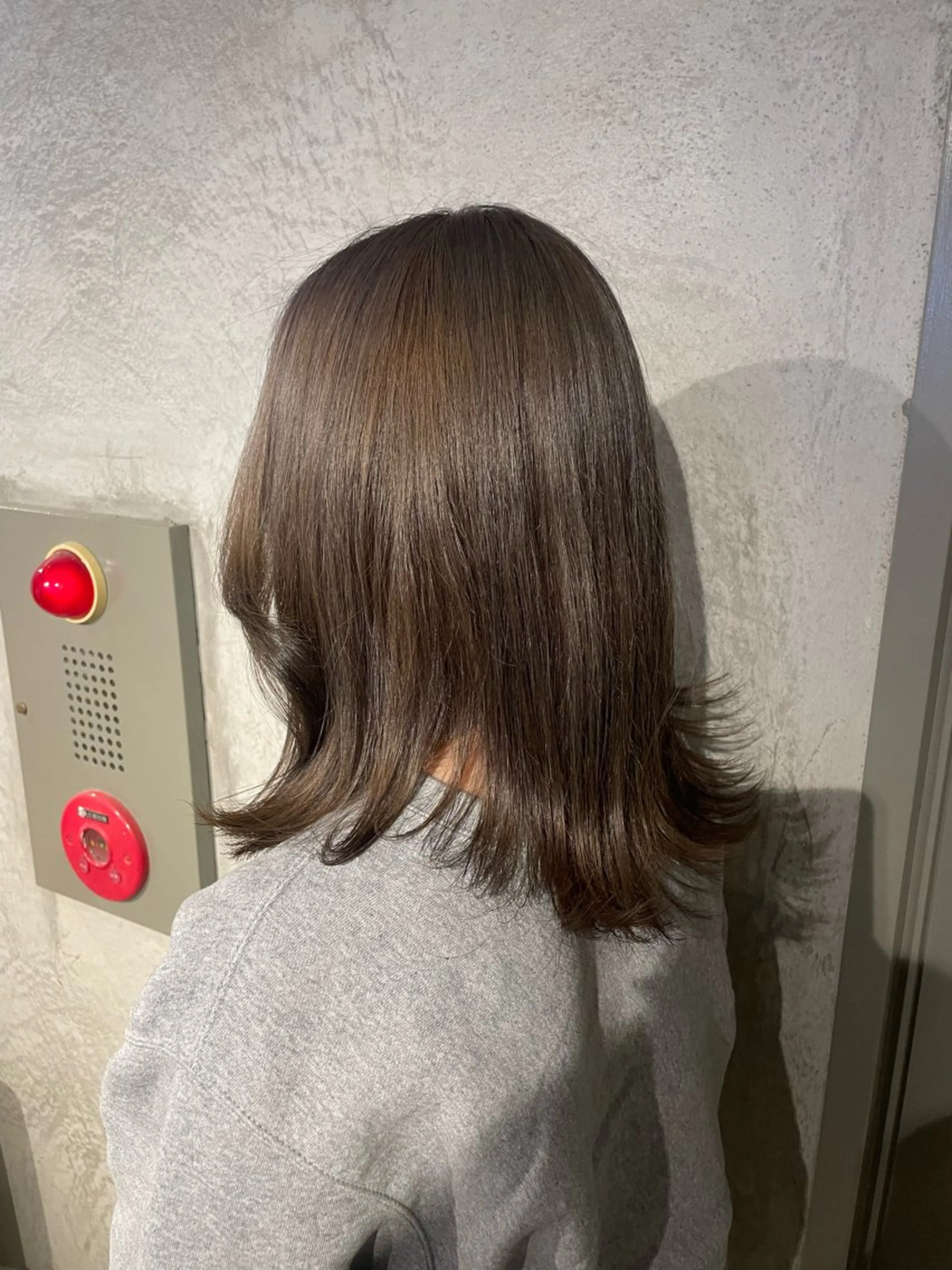 セミロング カラー ブリーチ グレージュ イルミナカラー オリーブグレージュ オリーブグレー マツナガ トモコのヘアスタイル