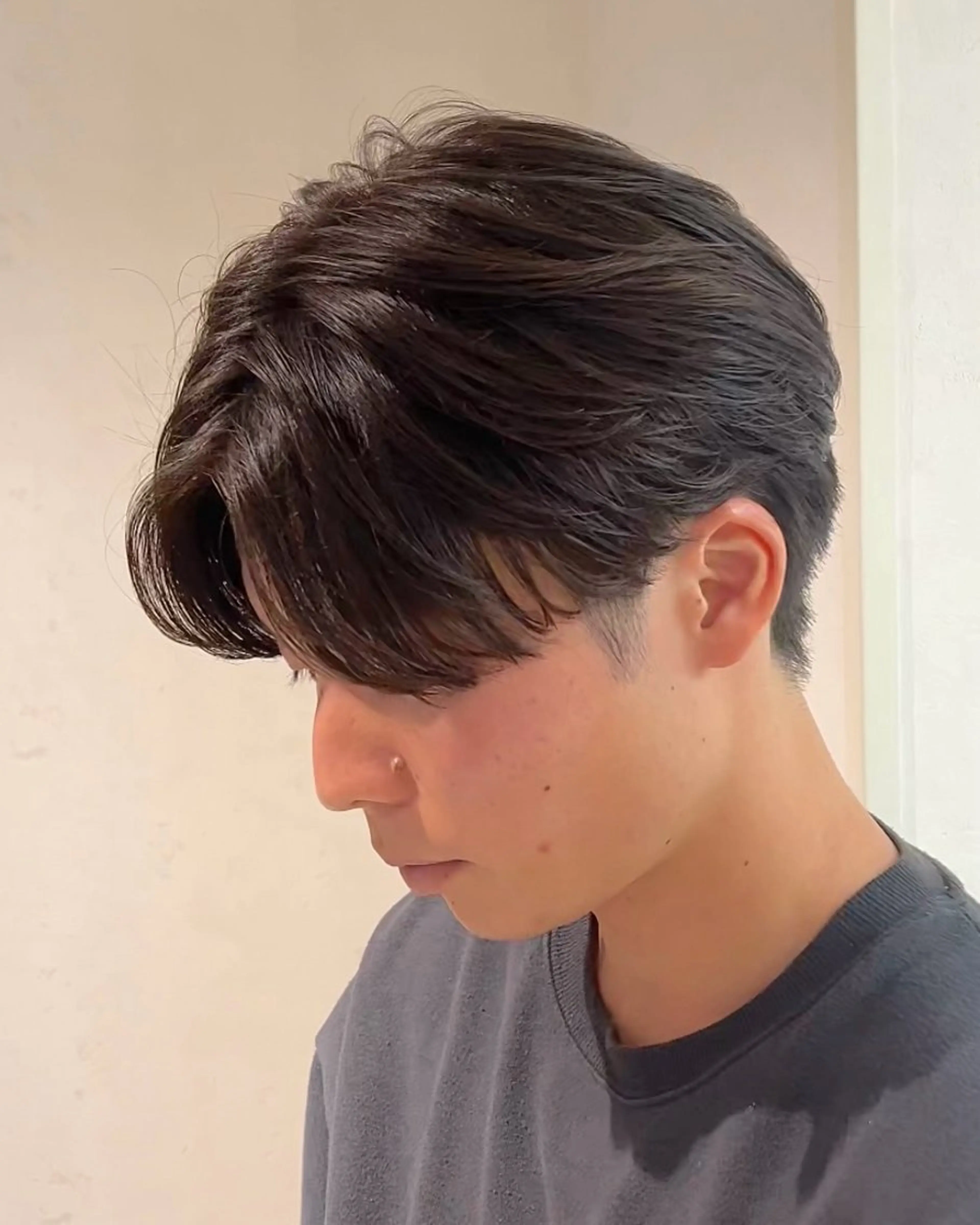 パーマ メンズ センターパート メンズ就活ヘア メンズパーマ ニュアンスパーマ カット パーマ 透明感カラー/ ダブルカラー /ソラのヘアスタイル