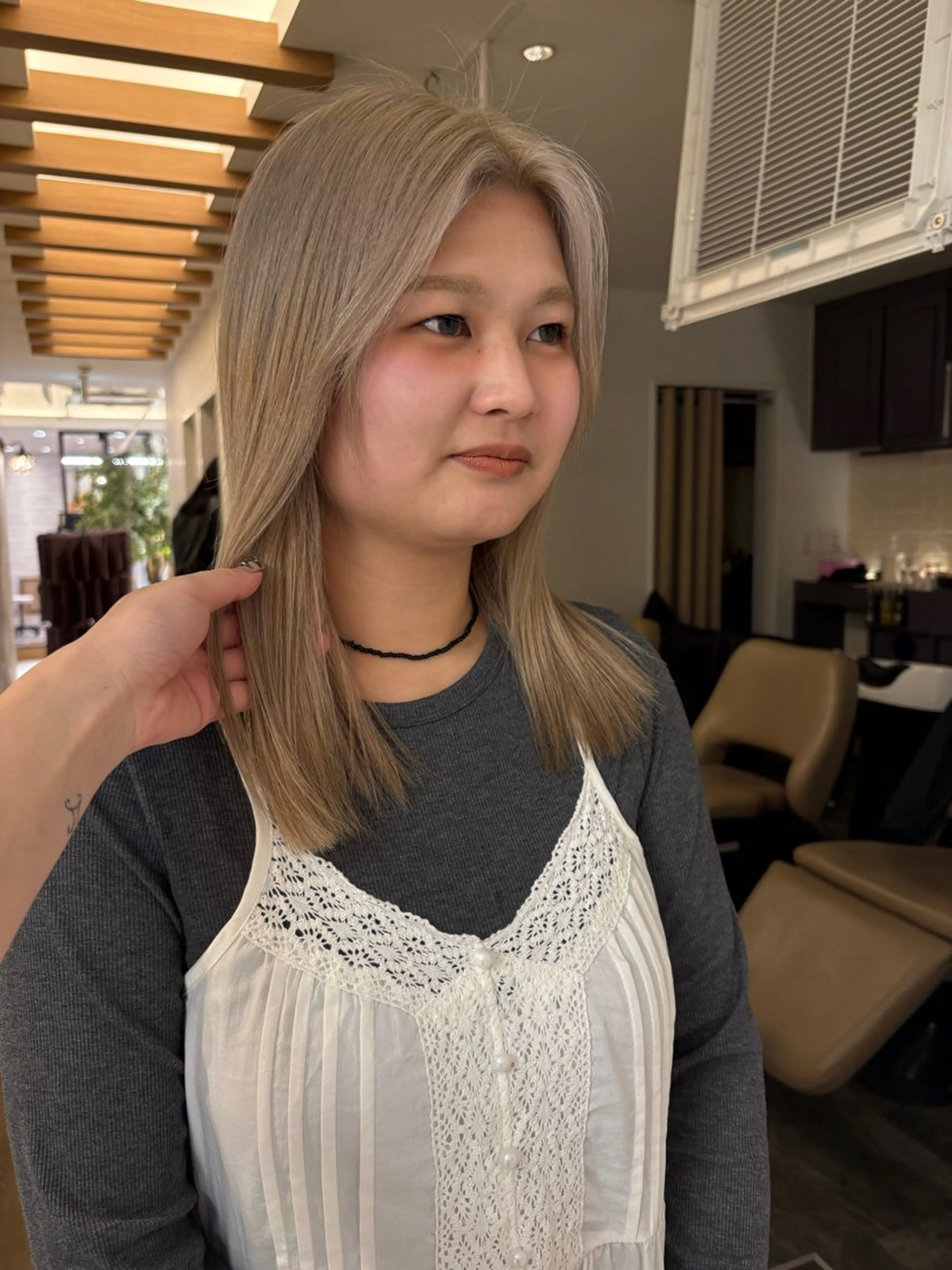 ミディアム カラー ベージュカラー ホワイトベージュ ヘアカラー リカ/ハイトーン ・オリーブ🍀のヘアスタイル