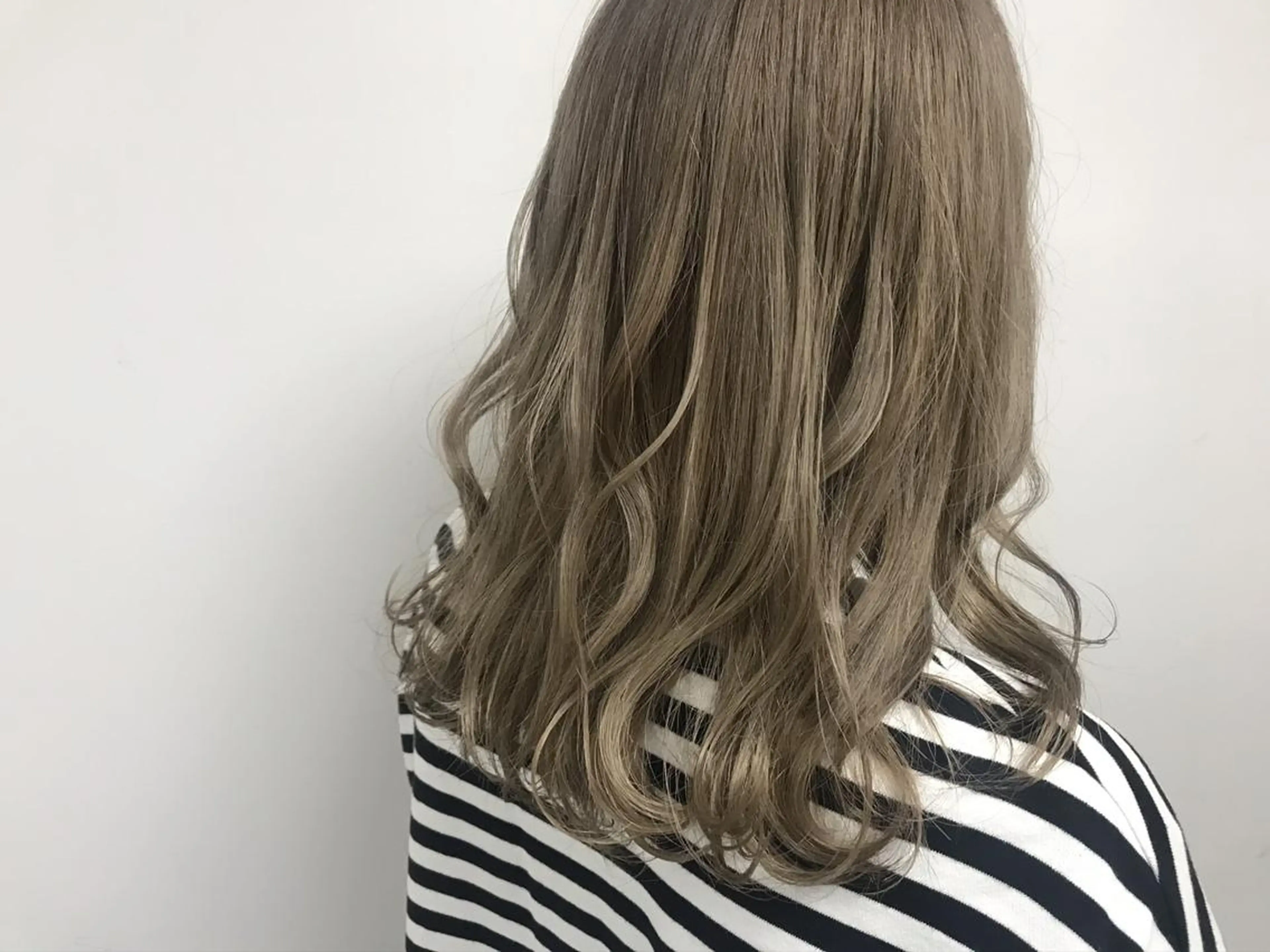 ロング カラー 切りっぱなしボブ バレイヤージュ ベージュカラー ブリーチ デザインカラー MAIKO 【中崎・茶屋町】のヘアスタイル