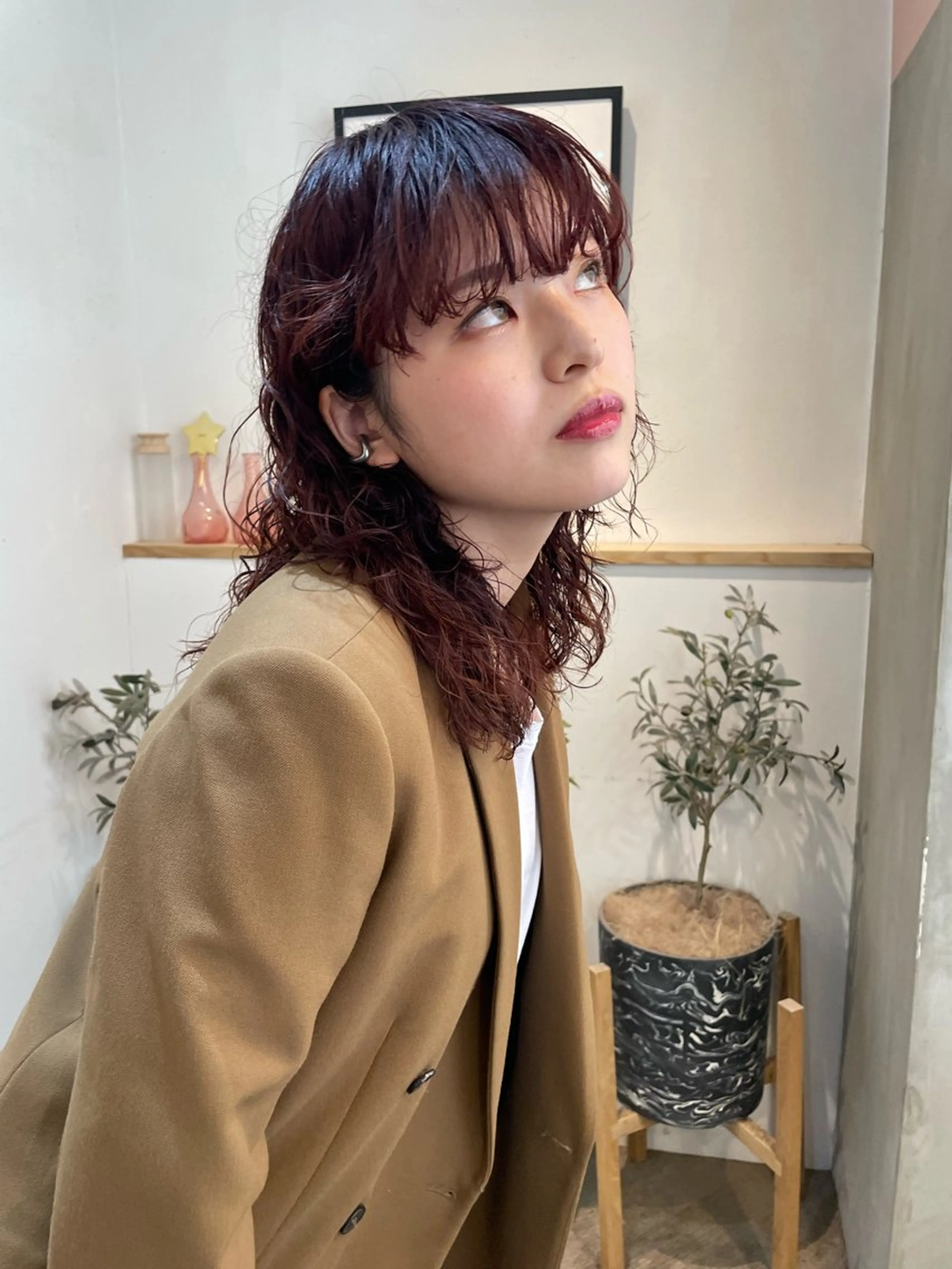 ミディアム カラー パーマ ミディアムパーマ カシス ピンクカラー レイヤーカット Kouta/似合わせ /パーマ/カラーのヘアスタイル