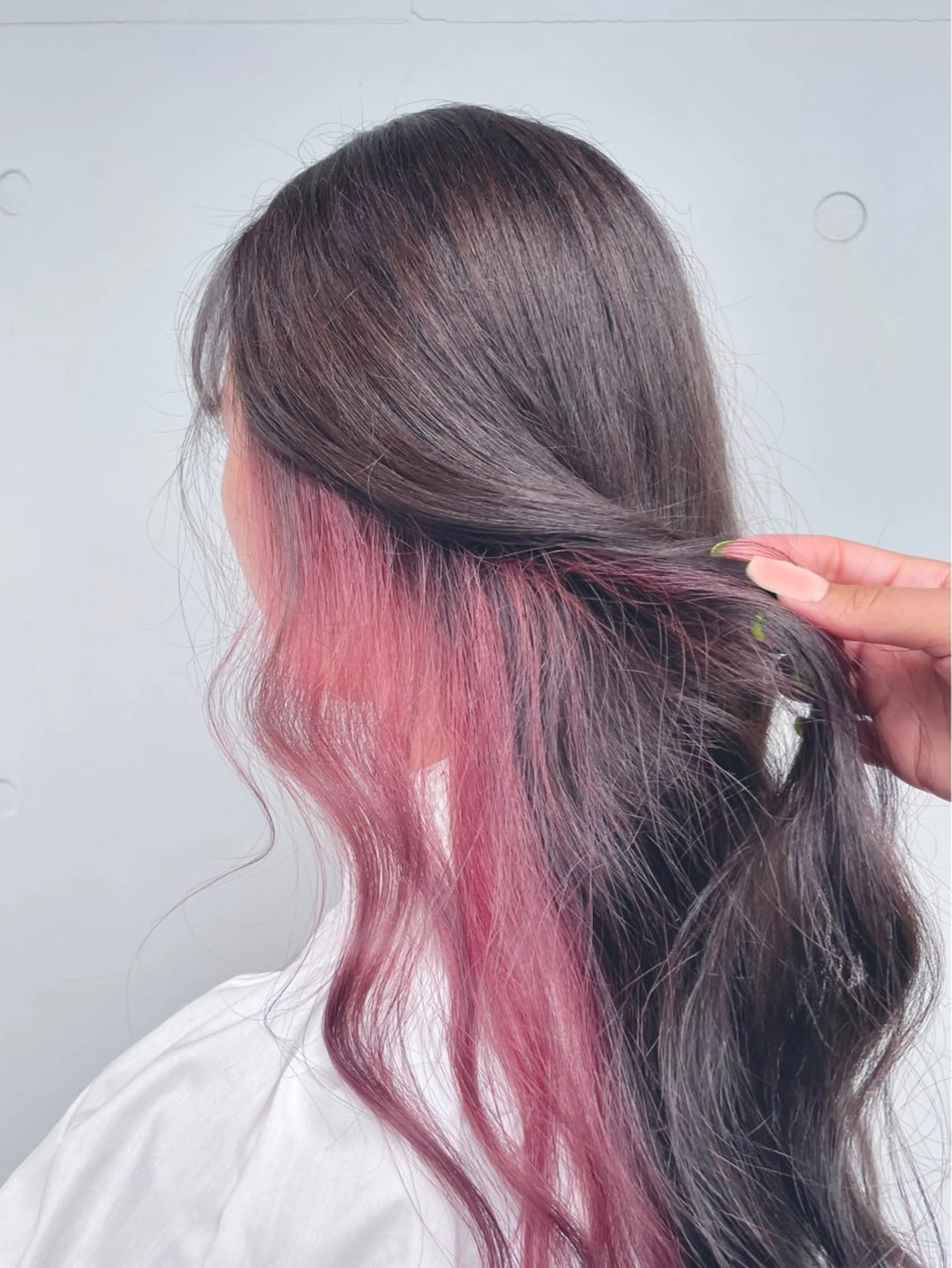 ロング カラー ダブルカラー イヤリングカラー ハイトーンカラー インナーカラー ピンクカラー カット ヘアカラー トリートメント もにか🌞原宿/渋谷 🌝ブリーチカラーのヘアスタイル