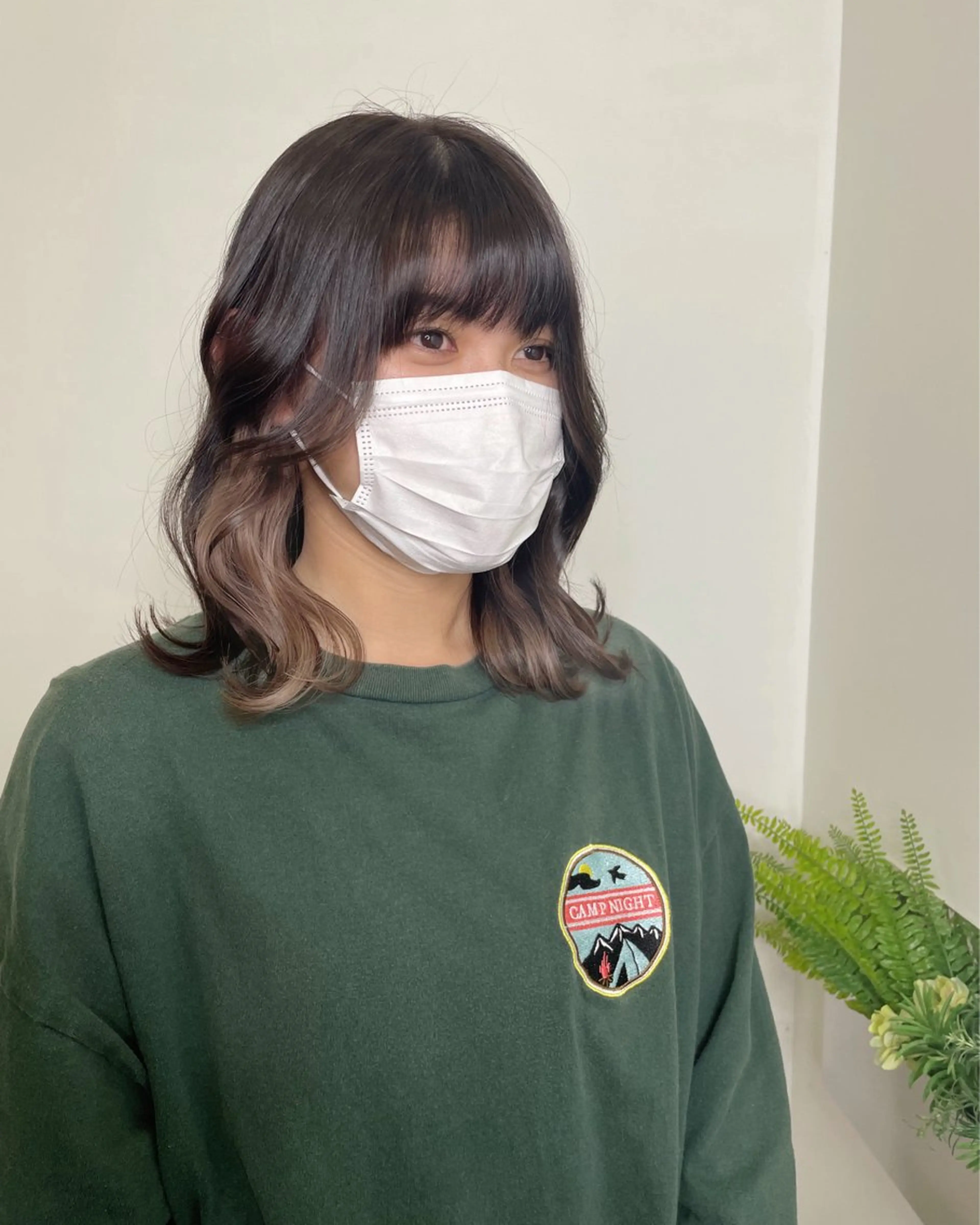 ミディアム カラー ベージュカラー ブリーチ ミルクティーベージュ カット ヘアカラー 尾崎 弘和のヘアスタイル