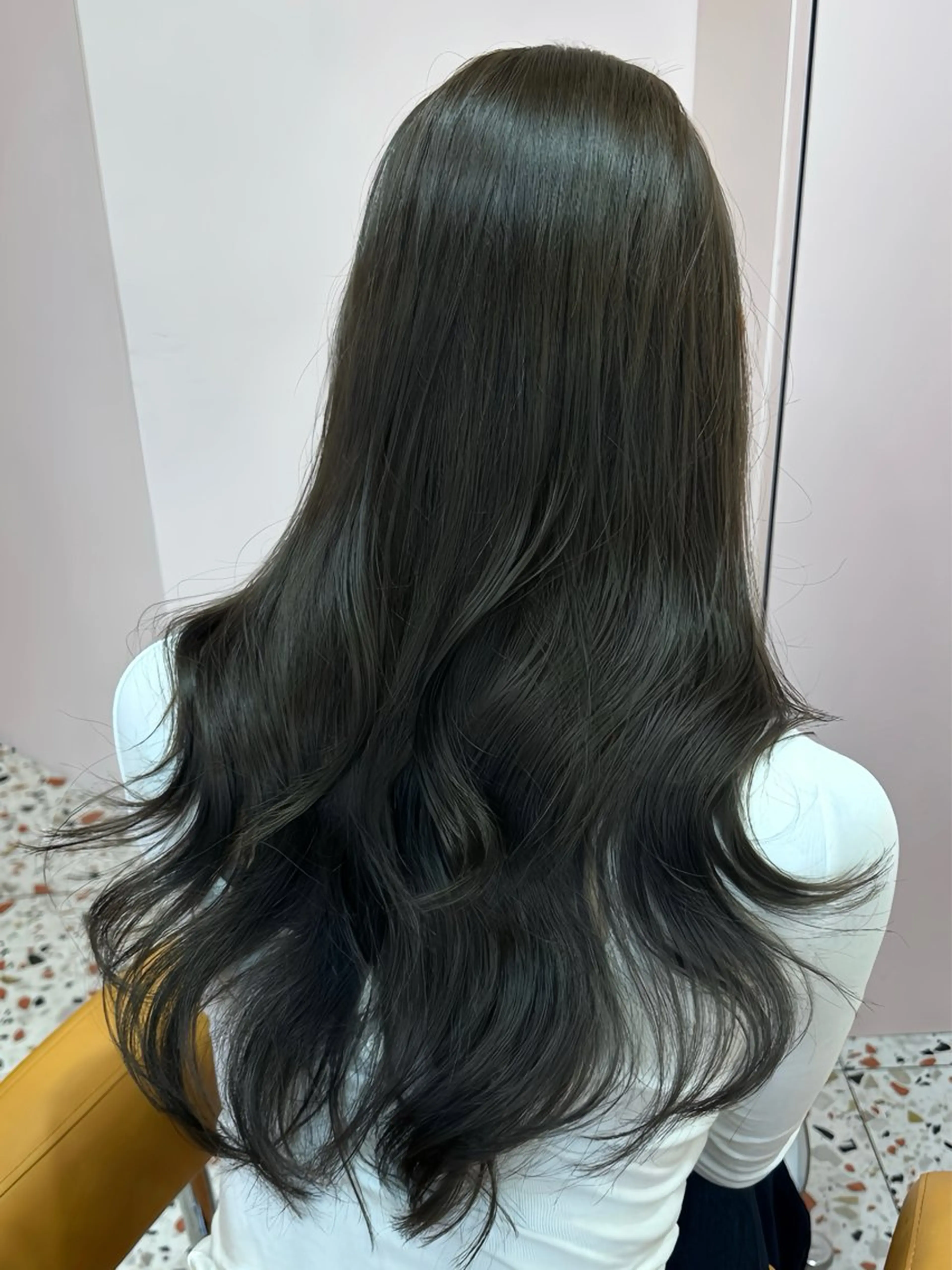 ロング カラー グレージュ オリーブグレージュ オリーブグレー ヘアカラー トリートメント 𝑴𝑶𝑲𝑨 トレンド韓国ヘア🩷のヘアスタイル