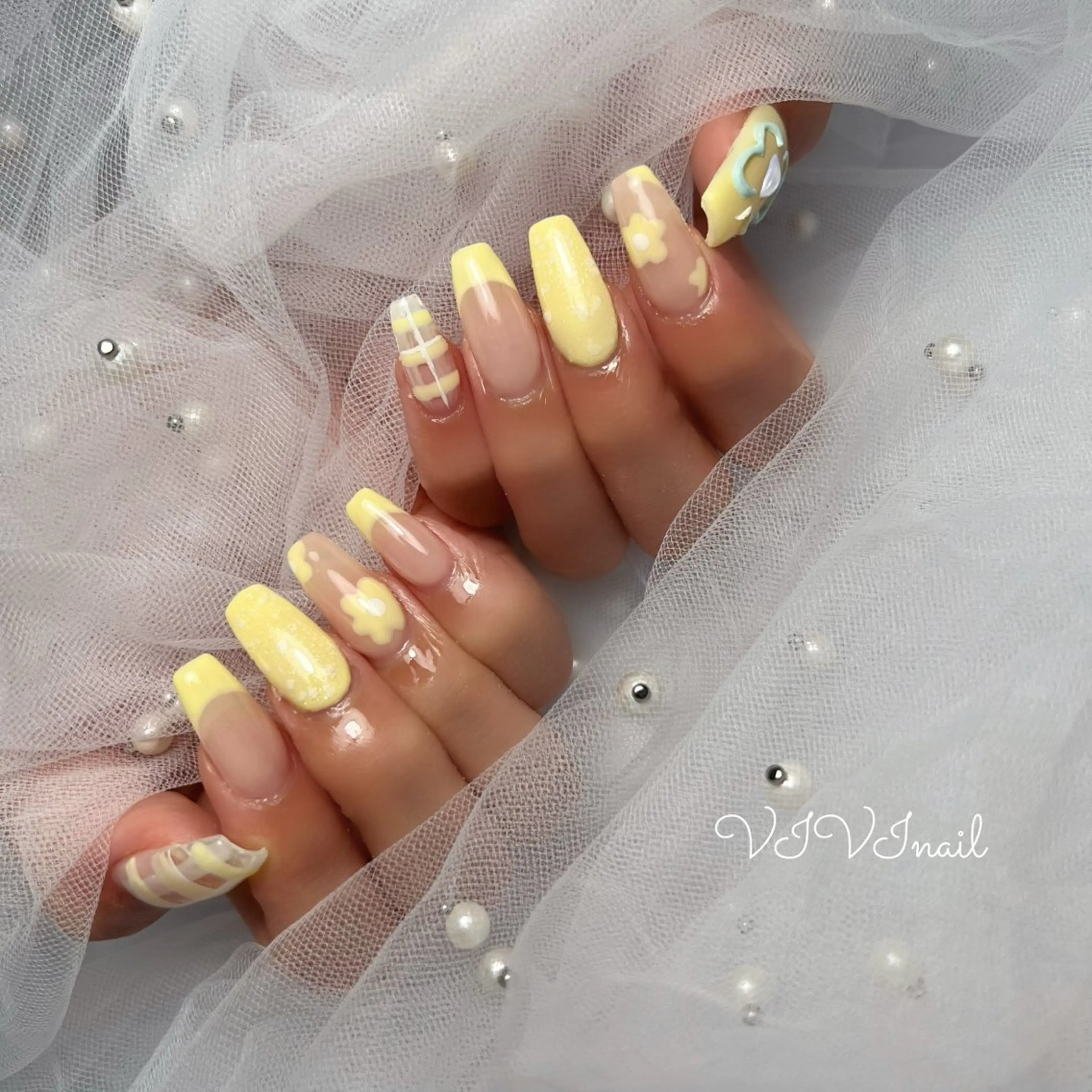 ネイル フレンチネイル 黄色 vivi nailのネイルデザイン