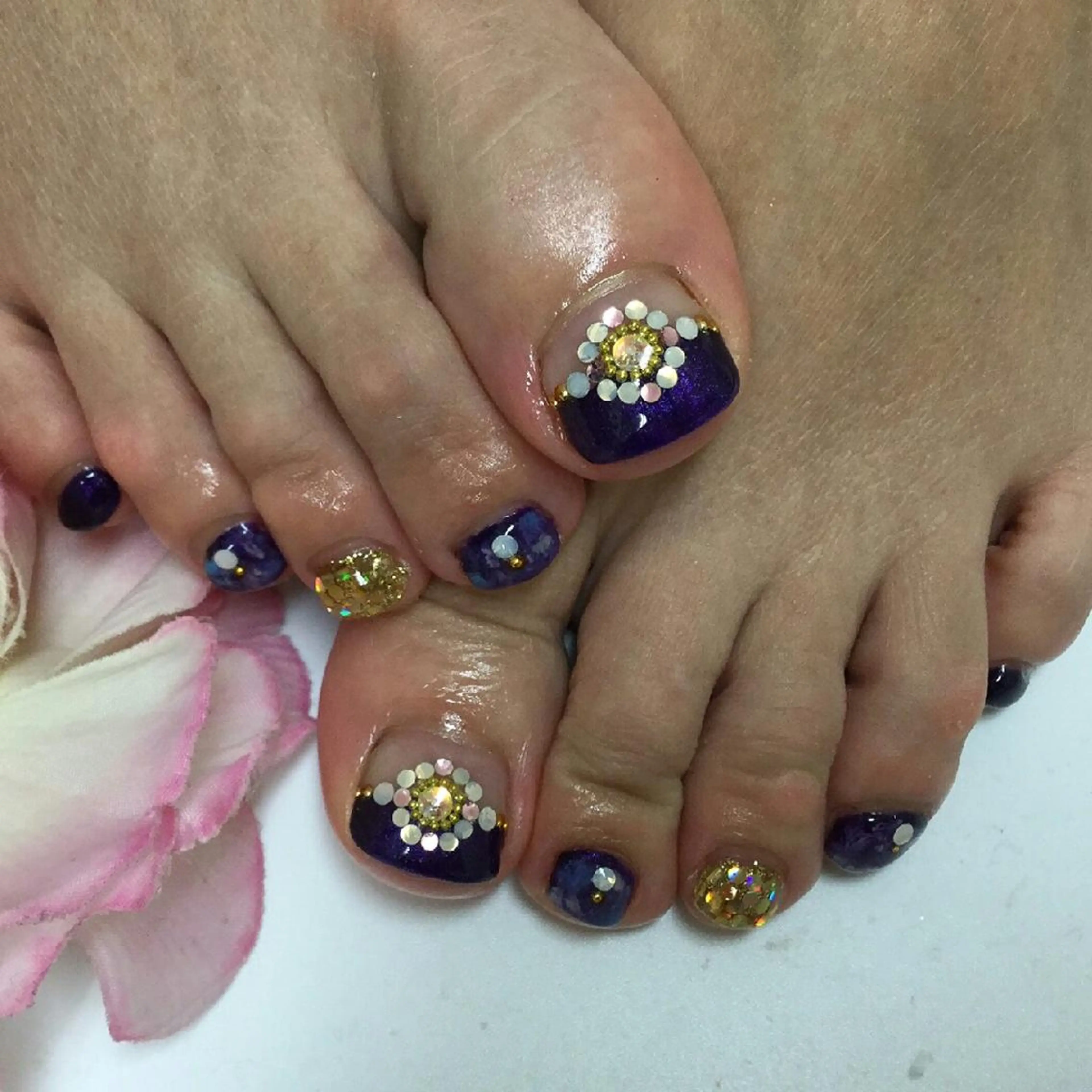 ミディアム ショート セミロング パーマ ロング ネイル まつエク フットネイル キラキラネイル ストーンネイル Lino Nail(リノネイル)所属・Lino Nail sekitomiのネイルデザイン