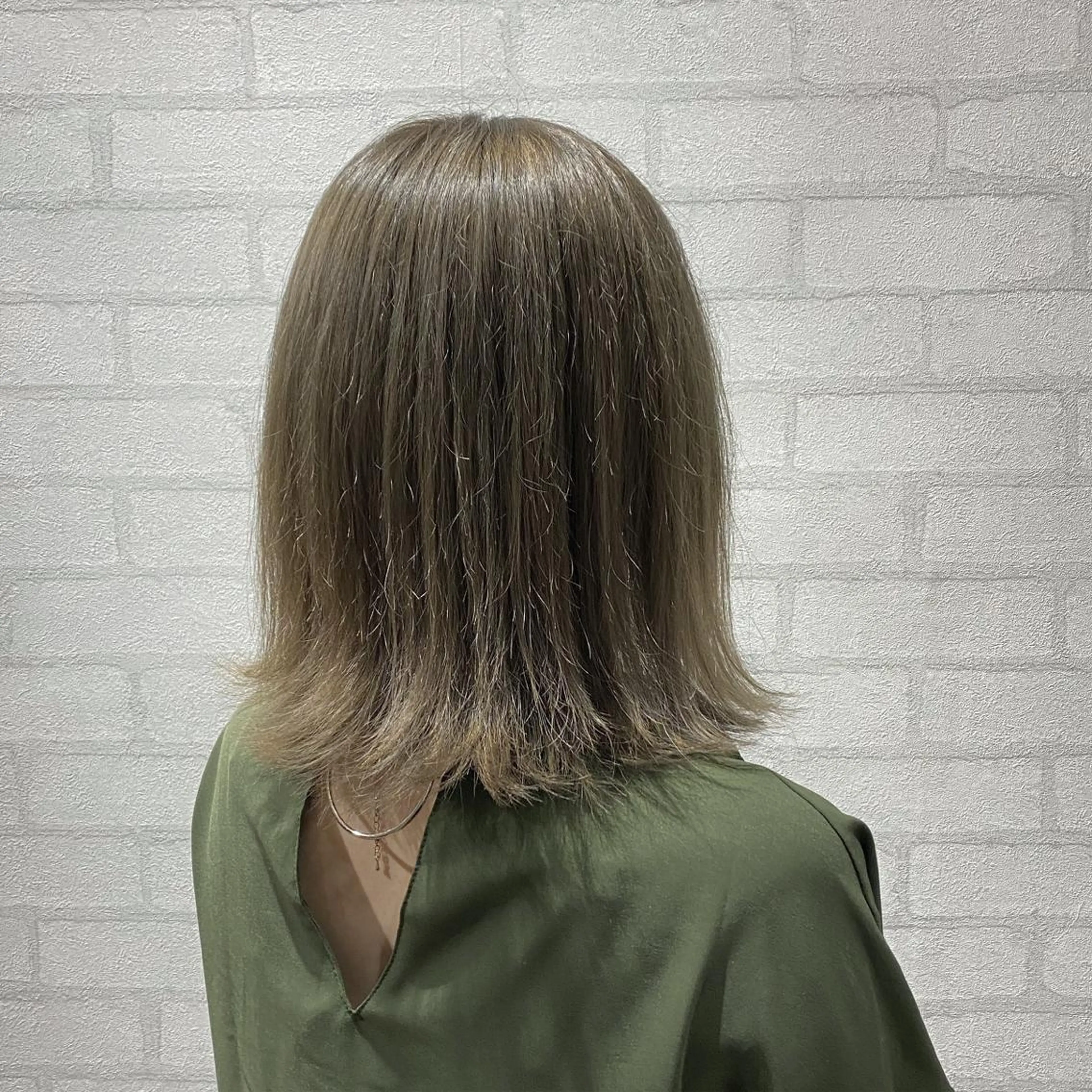 ミディアム カラー ベージュカラー ミルクティーベージュ ボブ 外ハネヘア カット ヘアカラー トリートメント ✨ハイトーン カラー福岡拓也✨のヘアスタイル