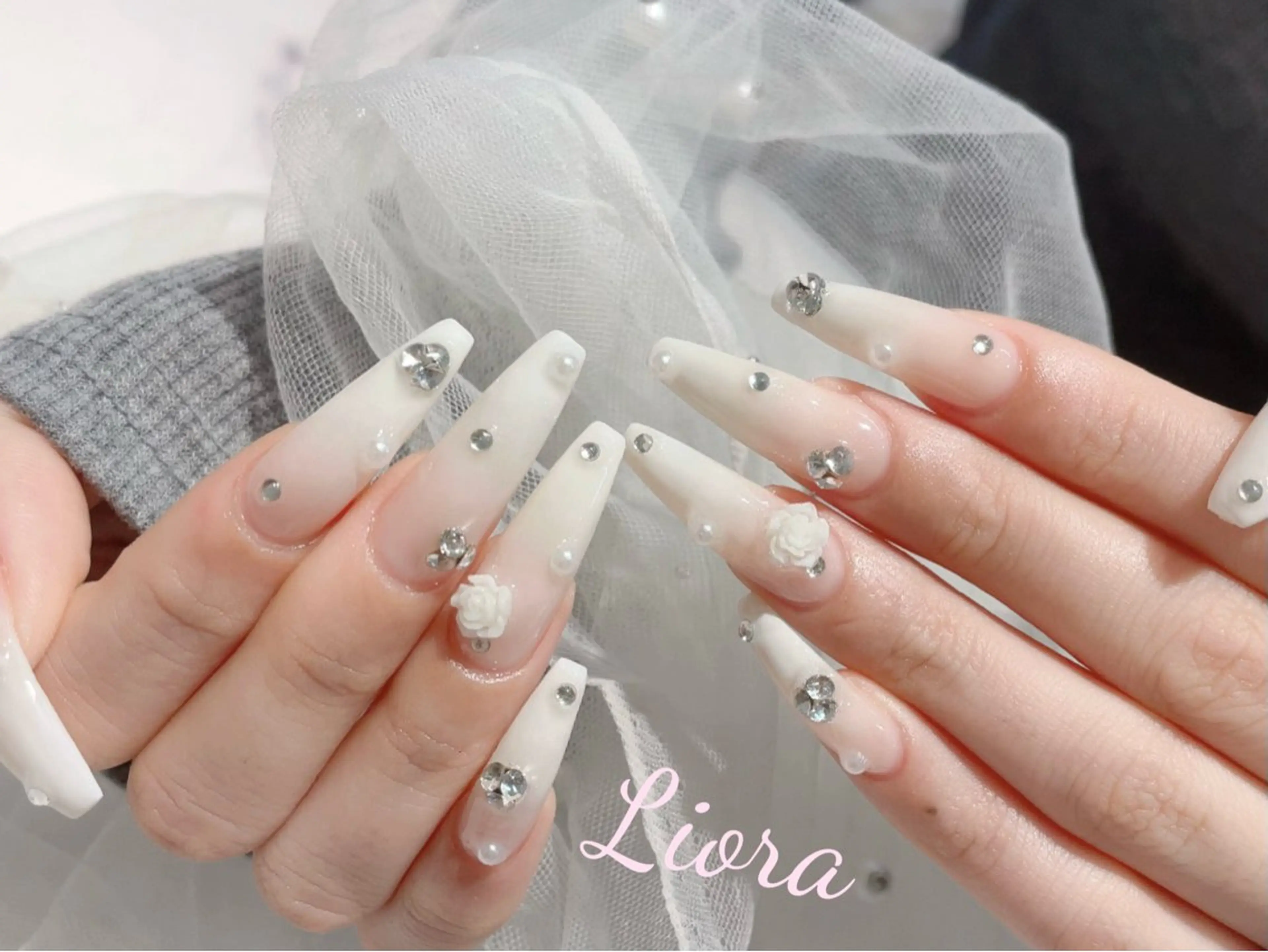 ネイル フレンチネイル ジェルネイル ガーリー グラデーション キラキラネイル Liora nail 1のネイルデザイン