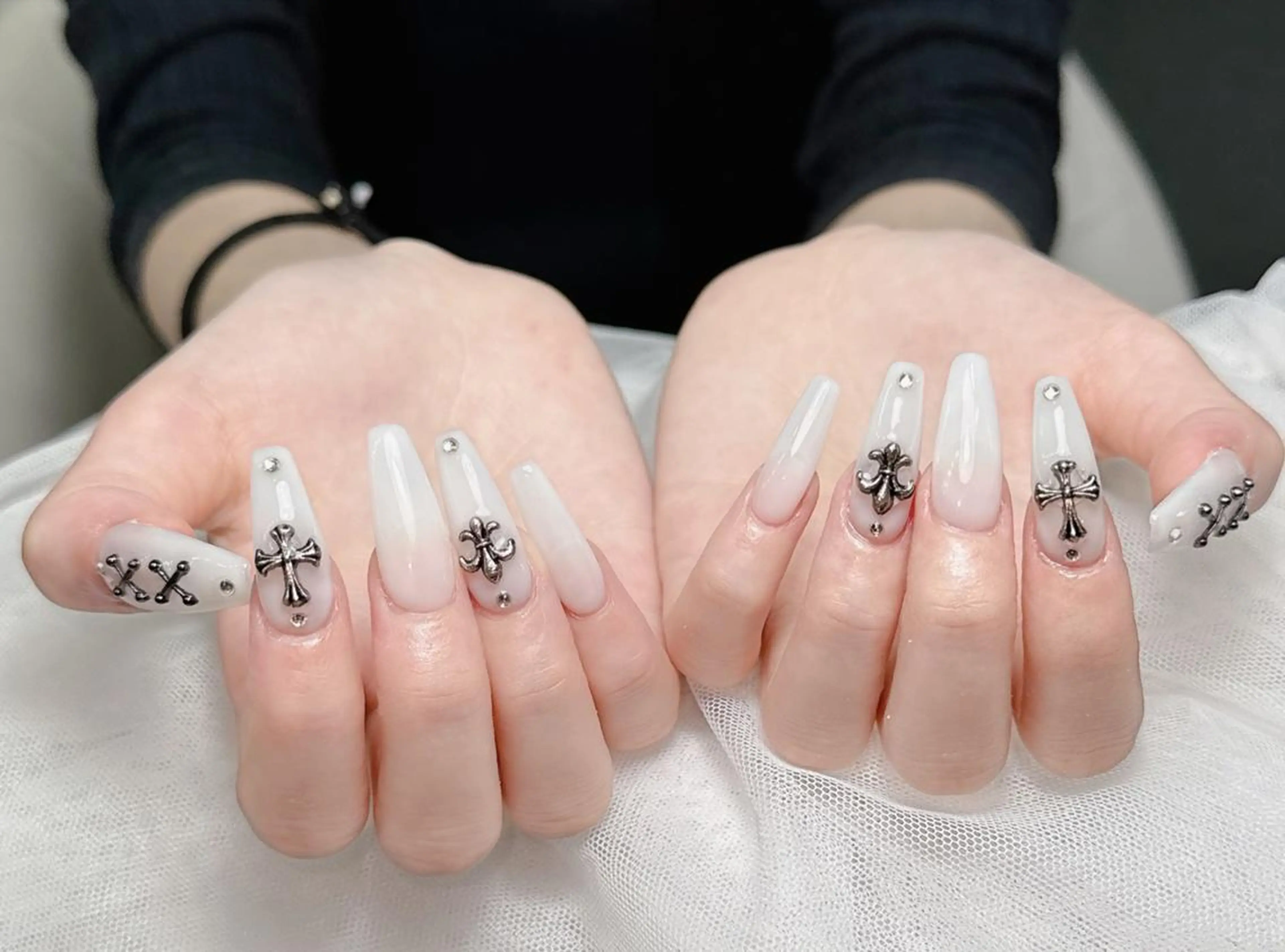 ロング カラー ベージュカラー グラデーションカラー ピンクカラー 韓国風ヘア ハンドネイル Bling Salonのネイルデザイン