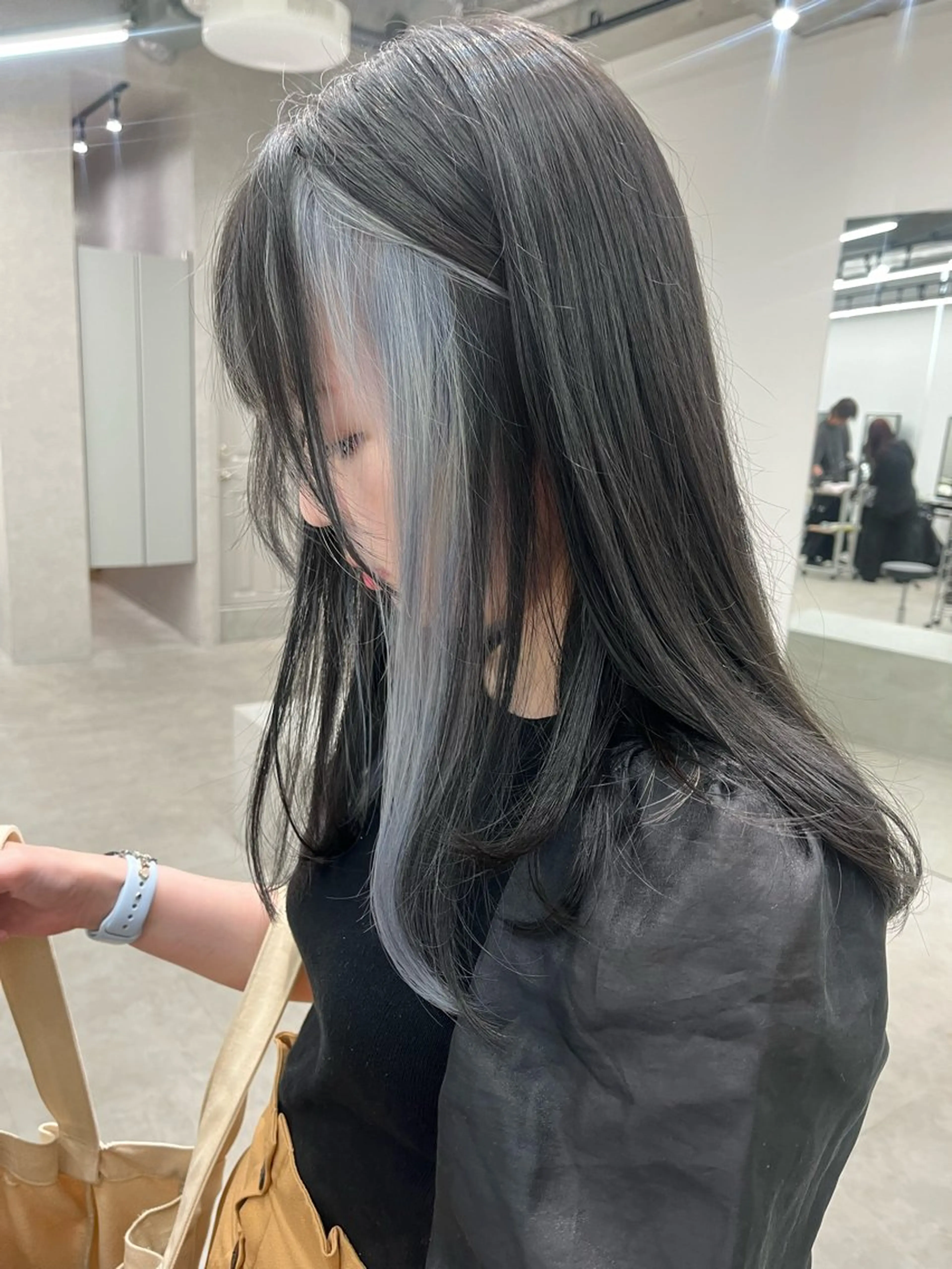 🫧イヤリングorインナーカラー「ブリーチ1回＋ワンカラー❣️」の写真