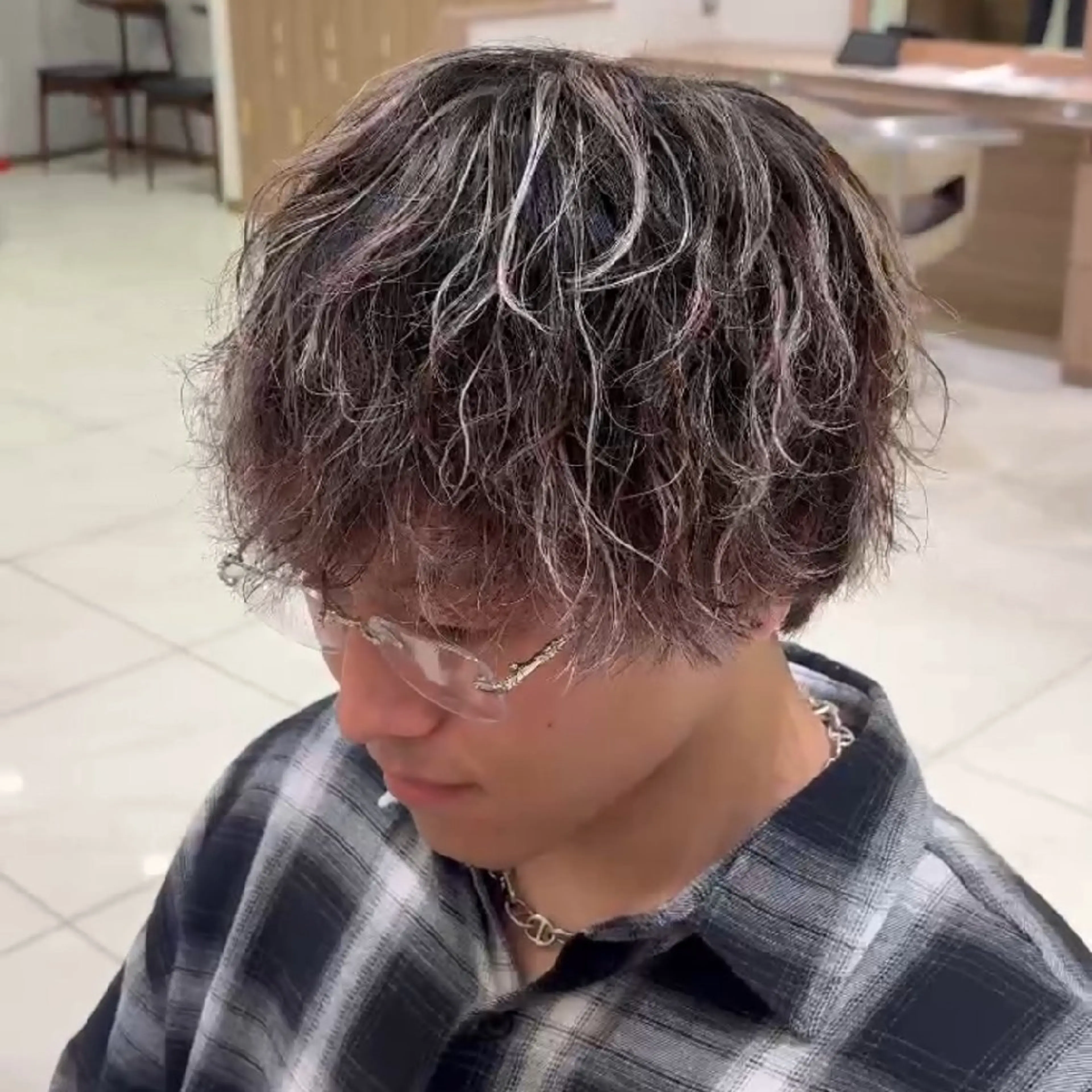 ミディアム ミディアムパーマ 髪質改善 レイヤーカット 縮毛矯正 ツイストパーマ カット ヘアカラー トリートメント ヘッドスパ ヘアセット メンズ特化/パーマ/ ハイライト/稲次のヘアスタイル