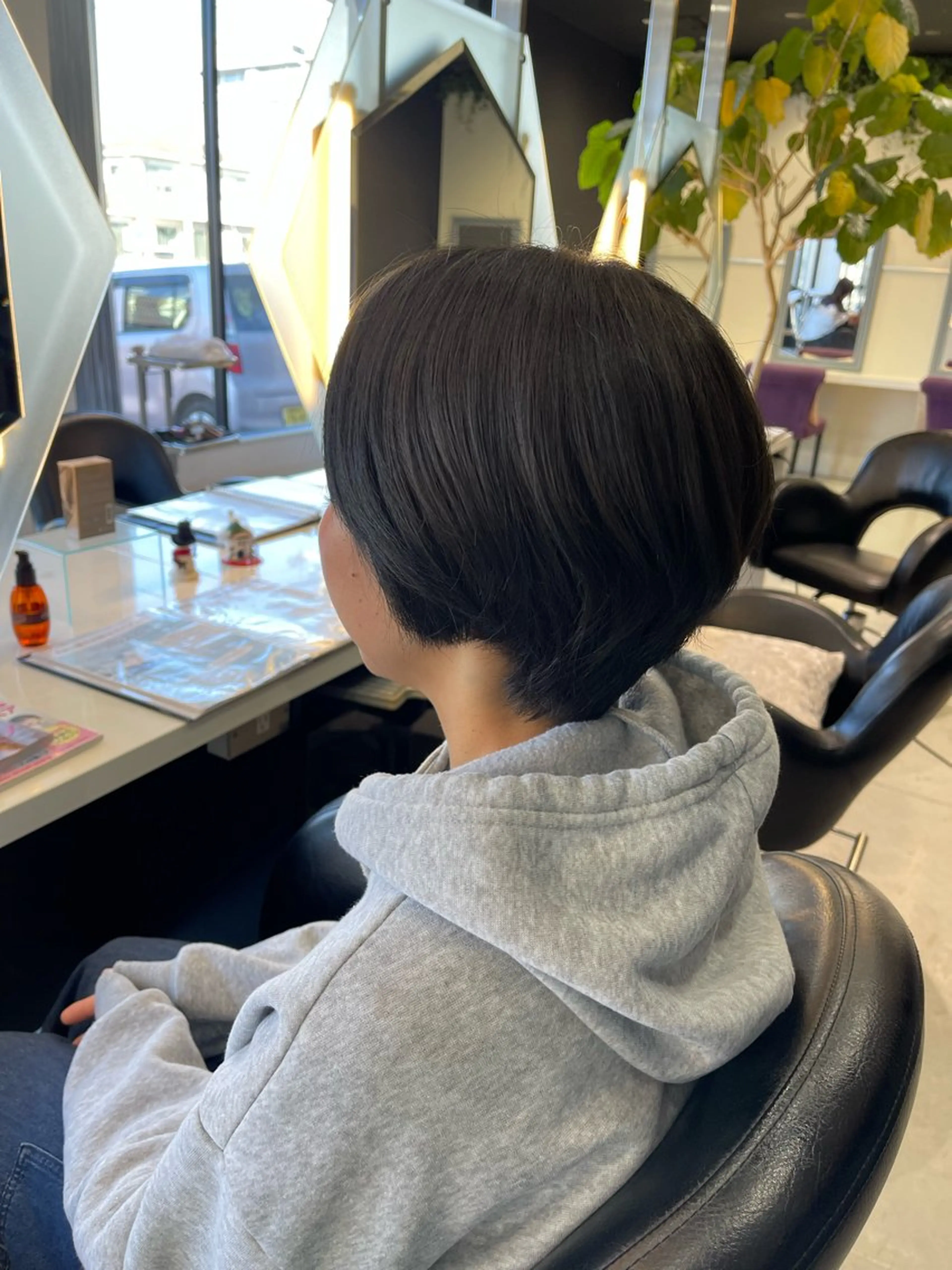 ショート アッシュ ヘアカラー 超透明感カラー🦋韓 国羽エクステ🪽🫧のヘアスタイル