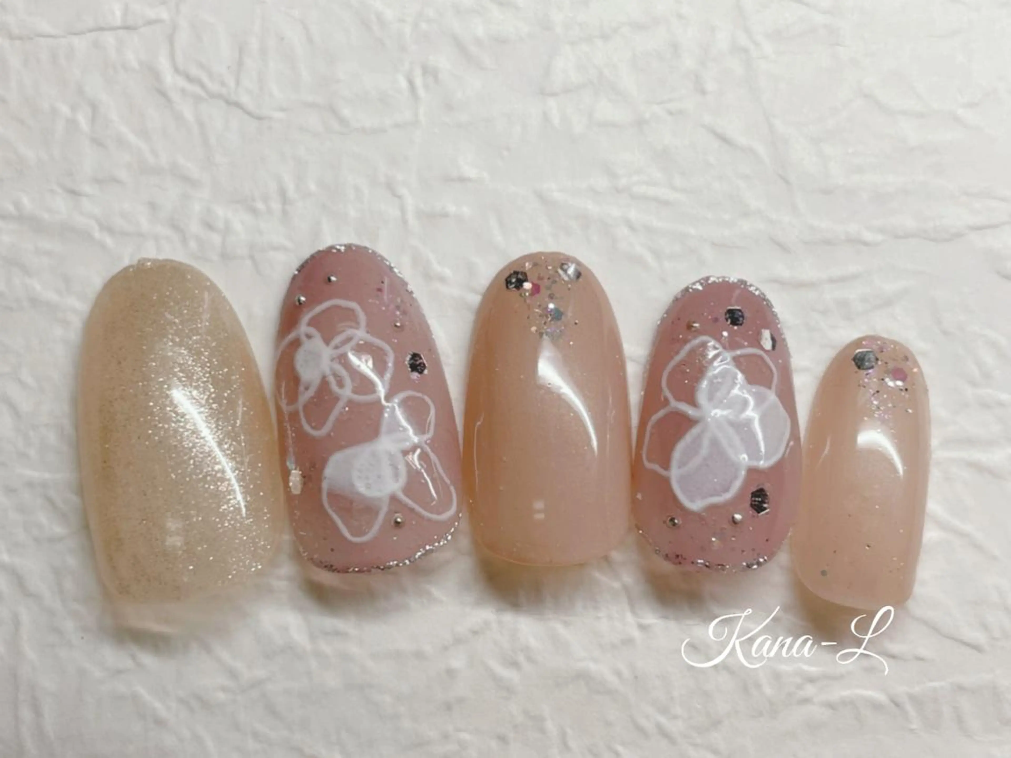 カラー ネイル 入学式 卒業式のヘアスタイル 入学式 フラワーネイル 卒業式 芦辺 香奈のネイルデザイン