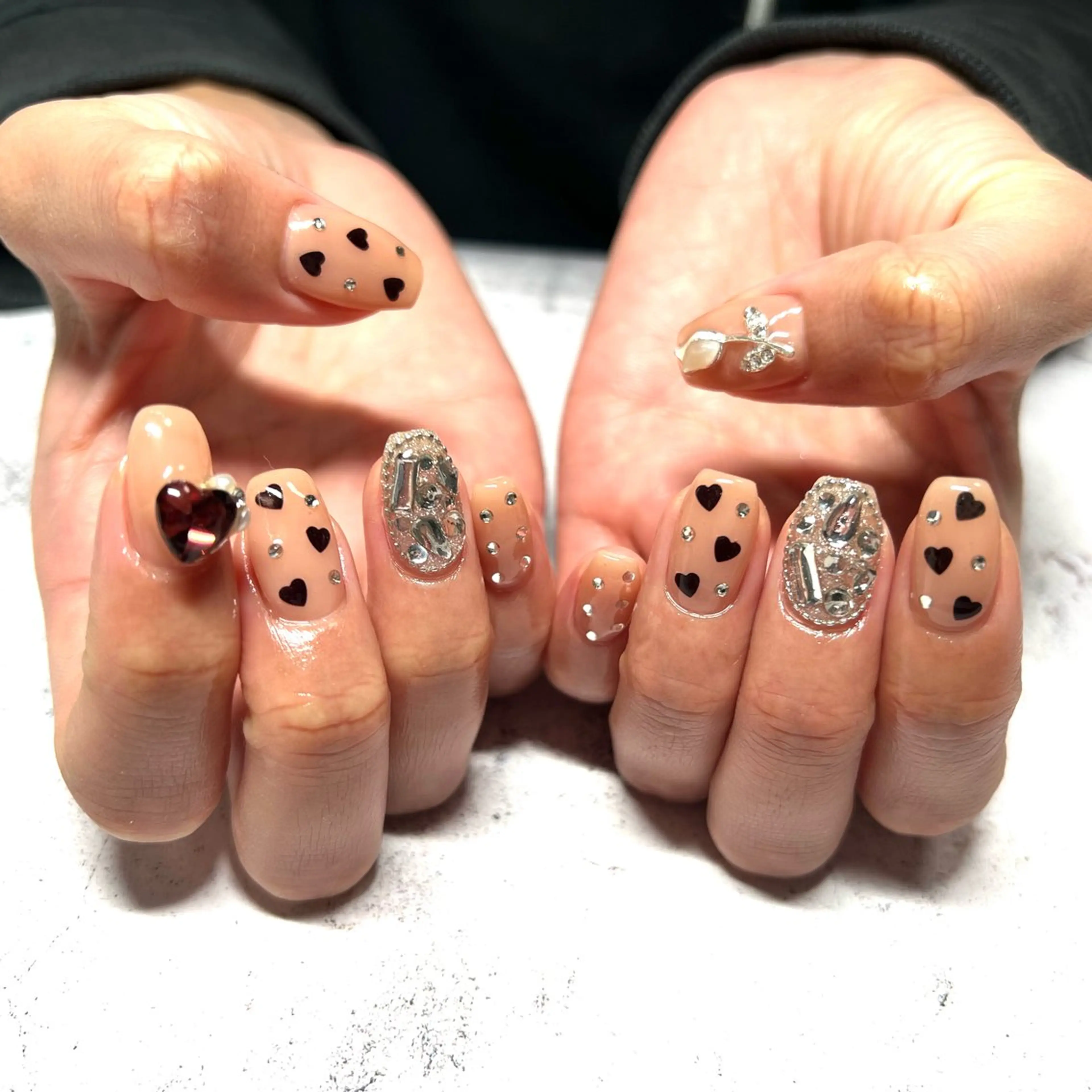 ミディアム 渋谷　Laugh 8301のネイルデザイン