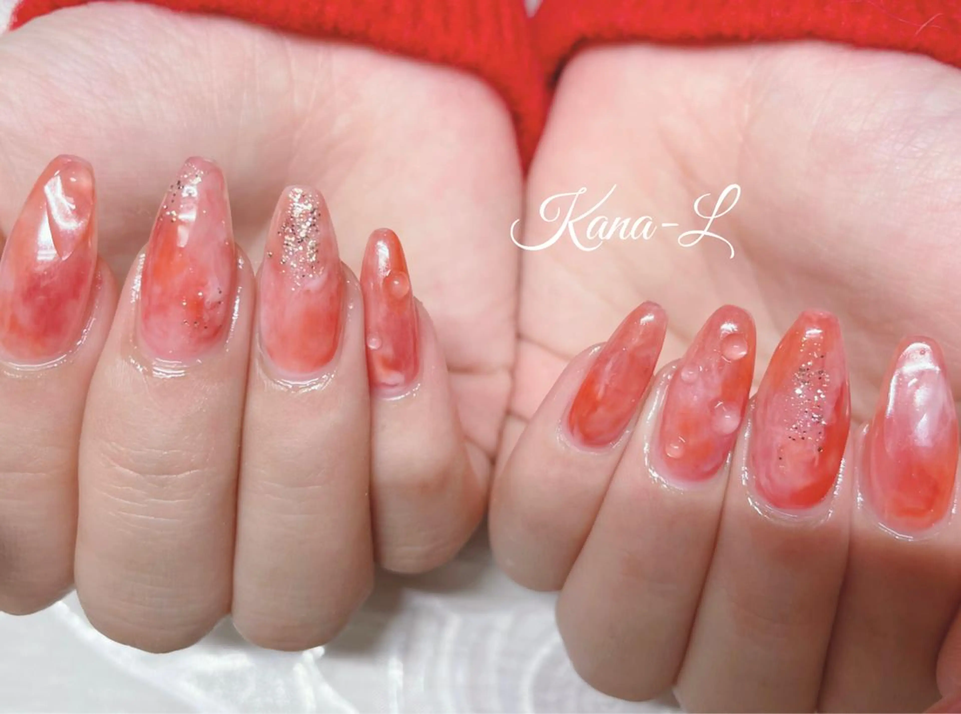 カラー ネイル クリスマス ラメ(グリッター) ニュアンスネイル ぷっくりネイル 赤色 芦辺 香奈のネイルデザイン