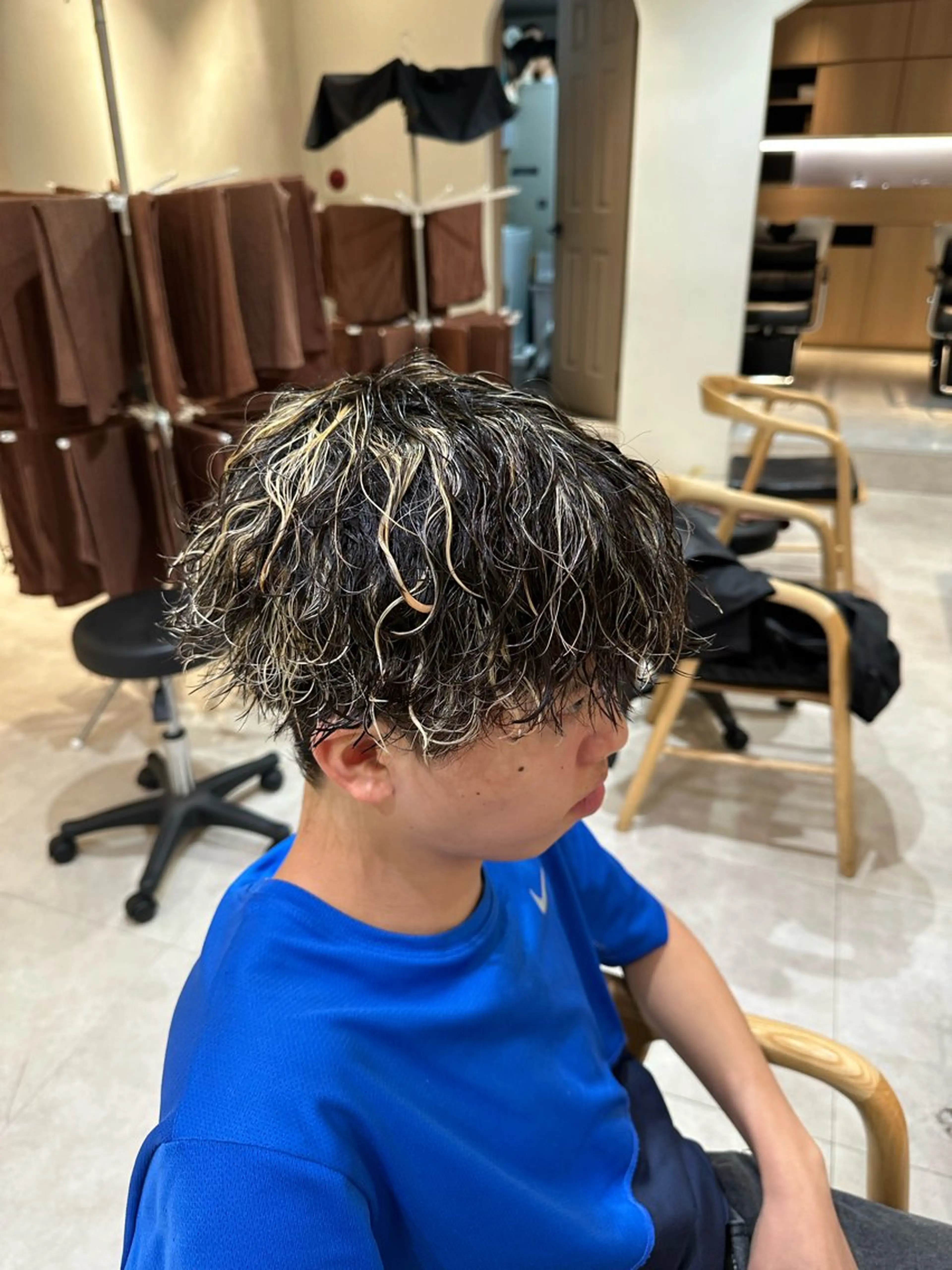 カラー メンズ メンズハイライト メンズパーマ 波巻きパーマ ハイライトカラー ヘアカラー トリートメント AI TOKYO  men's 横浜所属・【パーマの達人】 💎メンズ特化🔥徹のヘアスタイル