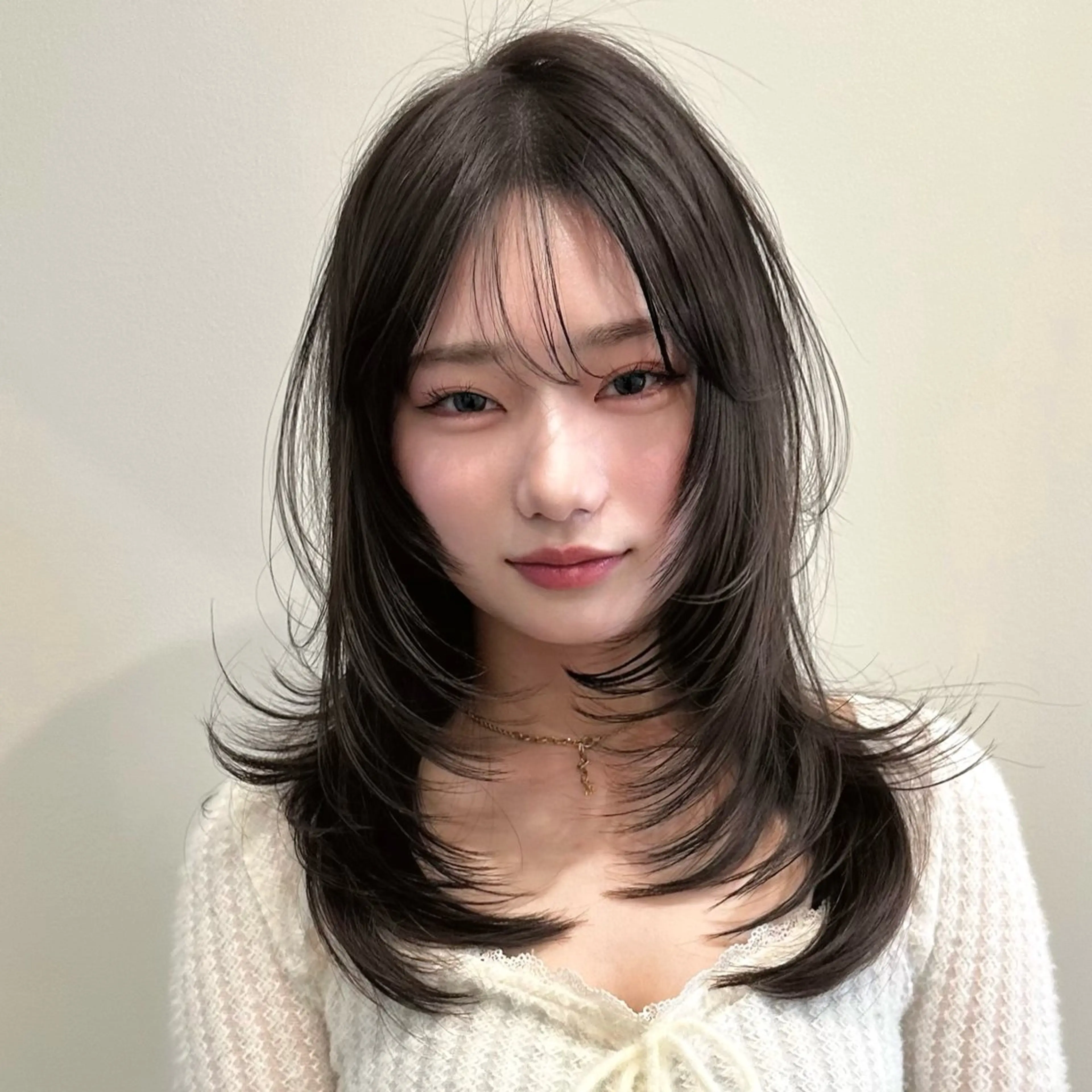 ミディアム カット ヘアカラー トリートメント 🌹ハッシュカット、 レイヤー韓国ヘア🌹のヘアスタイル