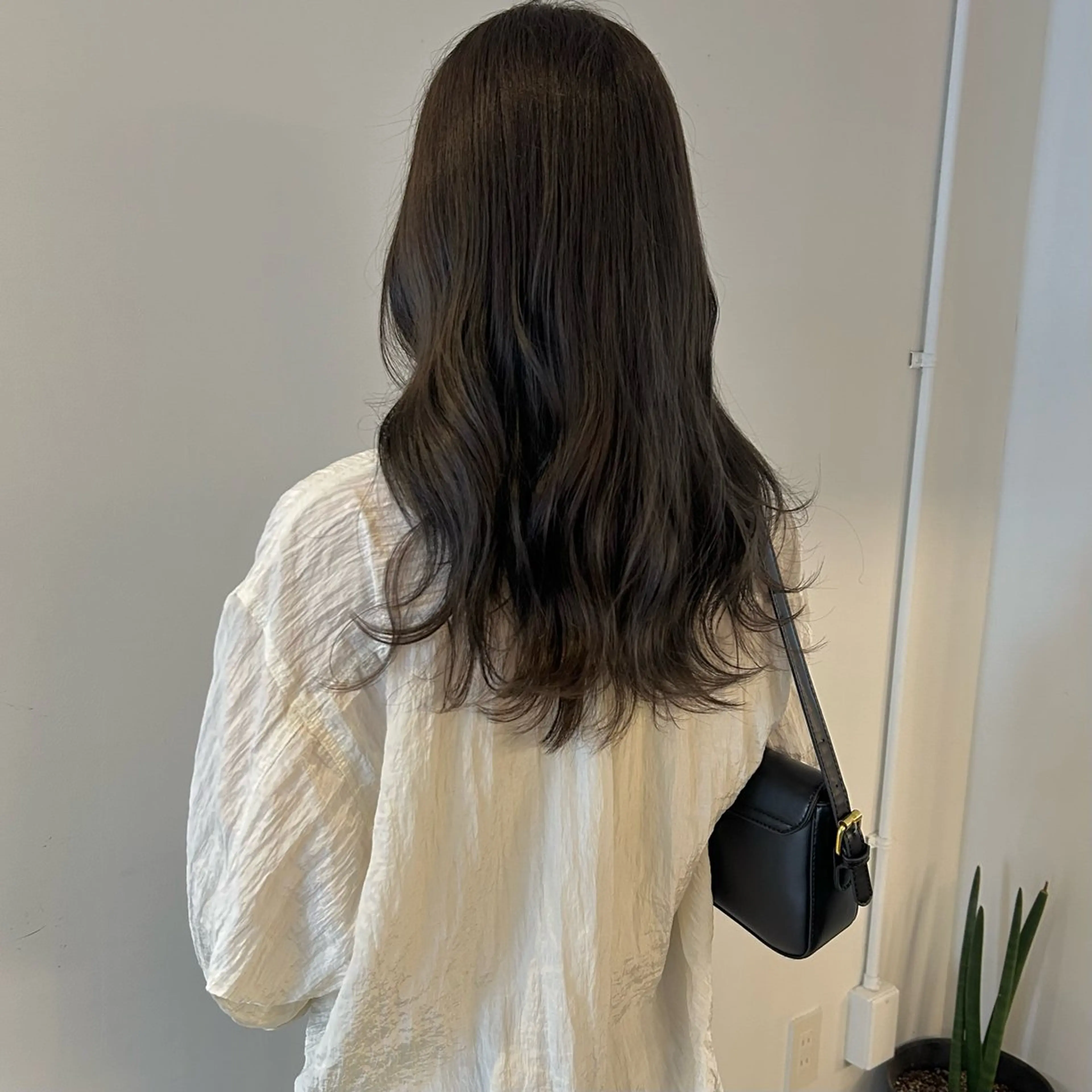 セミロング カラー ブリーチ ケアブリーチ 透明感カラー ハイトーンカラー 顔まわりレイヤー ヘアカラー トリートメント nonoka オリーブ/グレージュのヘアスタイル