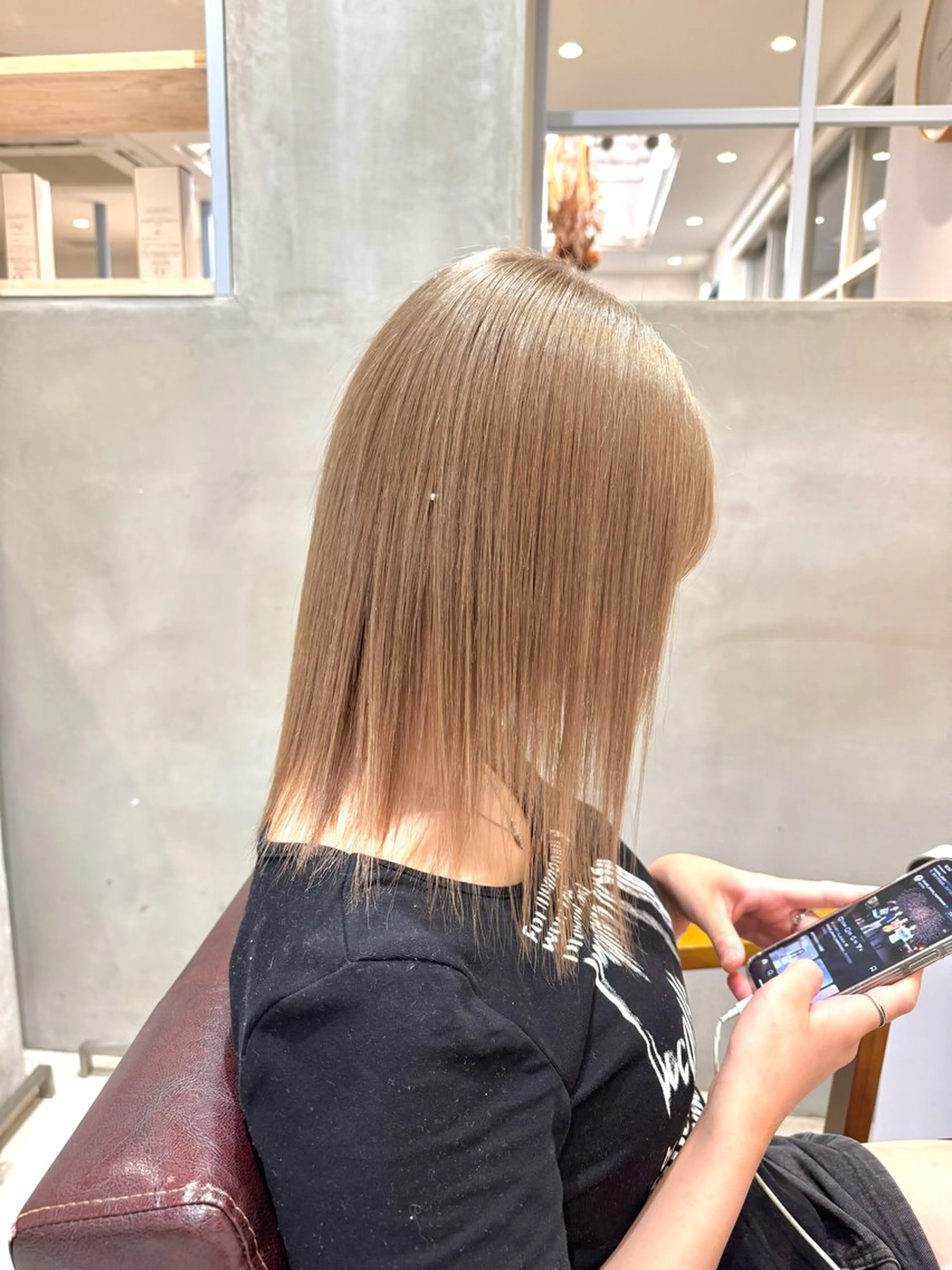 ミディアム カラー 切りっぱなしボブ ミディアムパーマ バレイヤージュ ベージュカラー ブリーチ ヘアカラー ほの カラー特化/ブ リーチ/ボブ/メンズのヘアスタイル