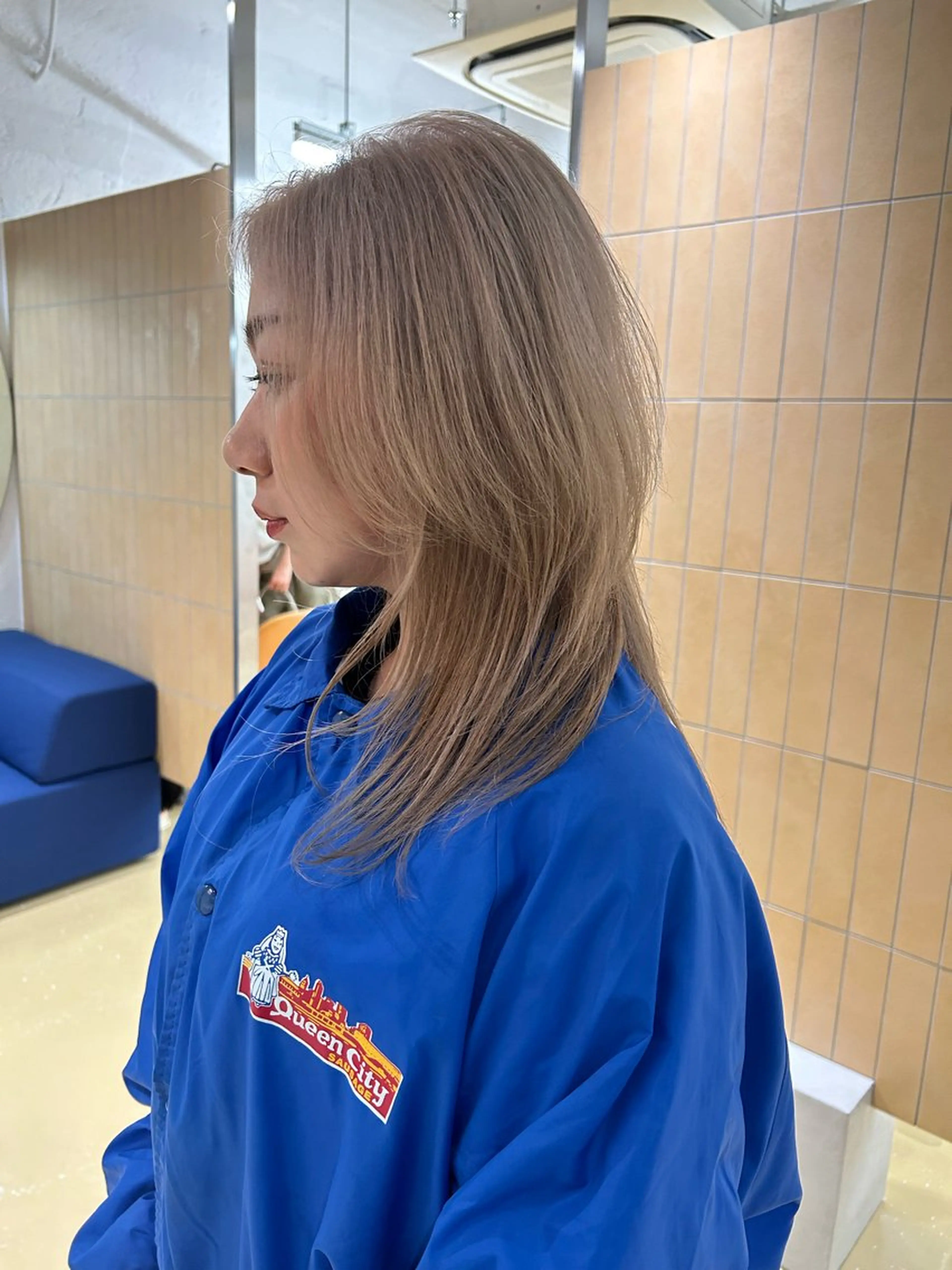 ミディアム カラー ベージュカラー ホワイトベージュ ヘアカラー hen所属・心斎橋/レイヤー/ ブリーチ/モエのヘアスタイル