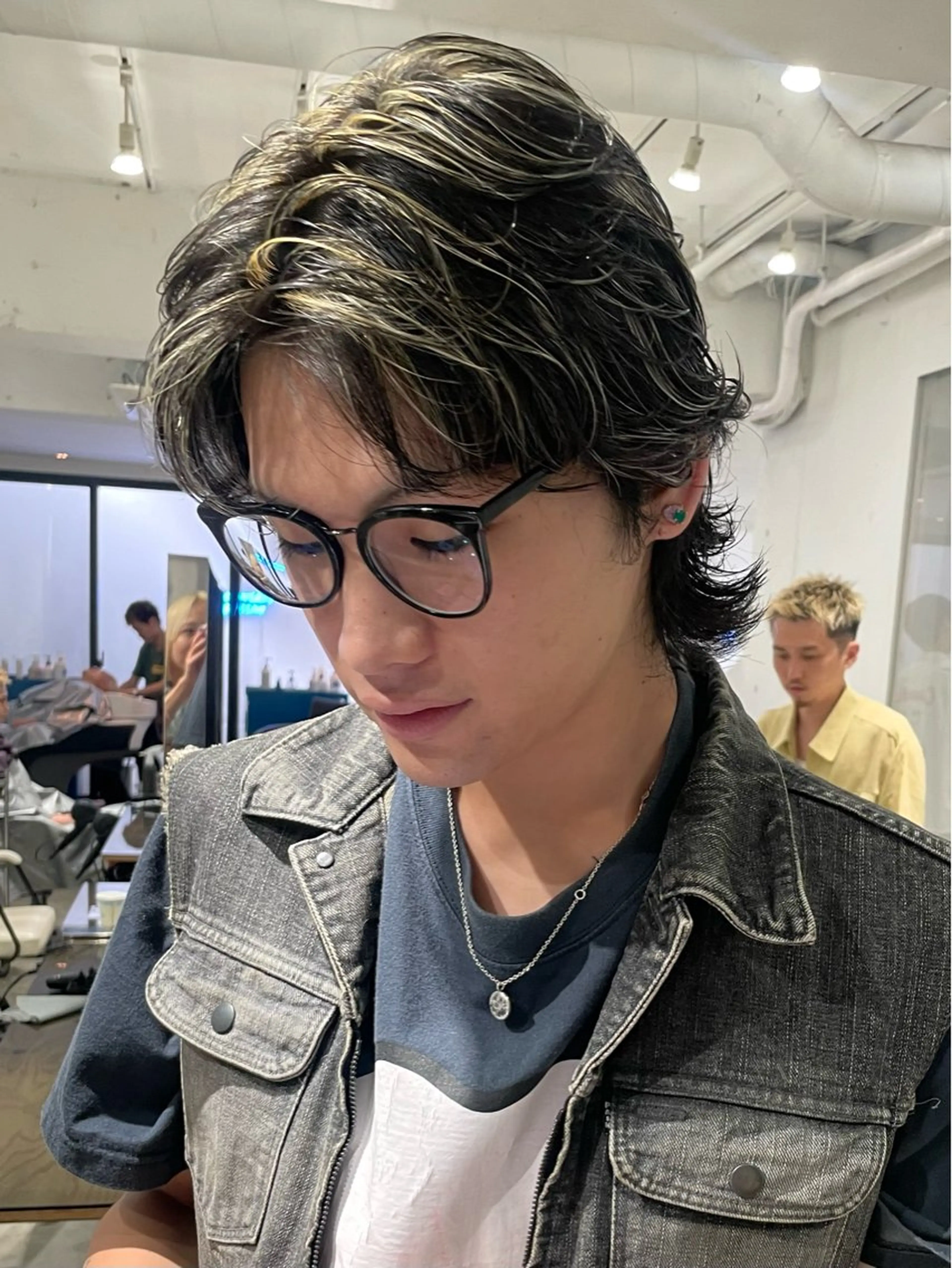 ショート カラー メンズ メンズハイライト メンズメッシュ ハイライトカラー メッシュ ハイライト ヘアカラー トリートメント スパイラルパーマ 🌐hina⭐️のヘアスタイル