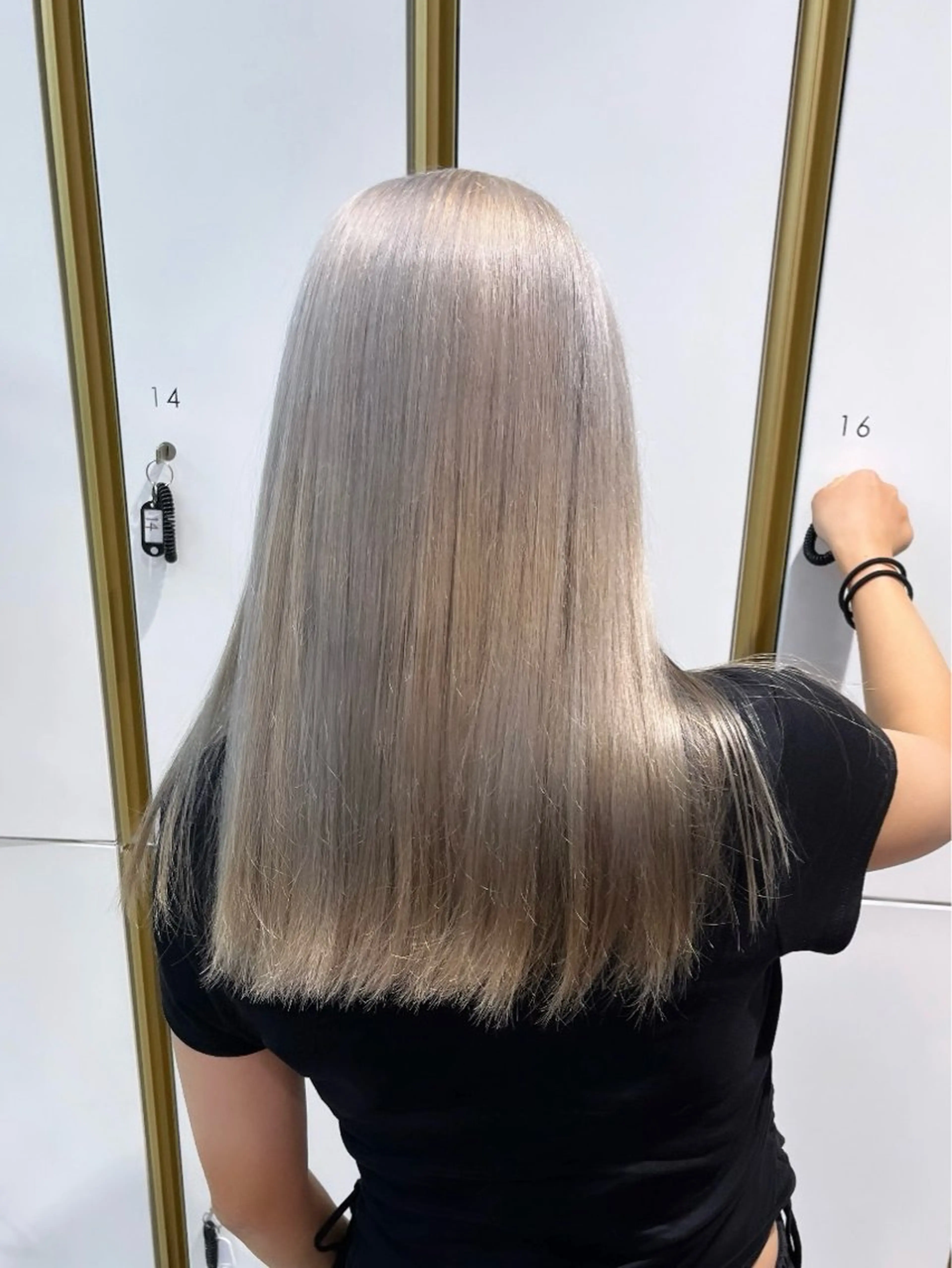 カラー ベージュカラー ミルクティーベージュ シルバー ミユウ🌼ブリーチ / ダブルカラーのヘアスタイル