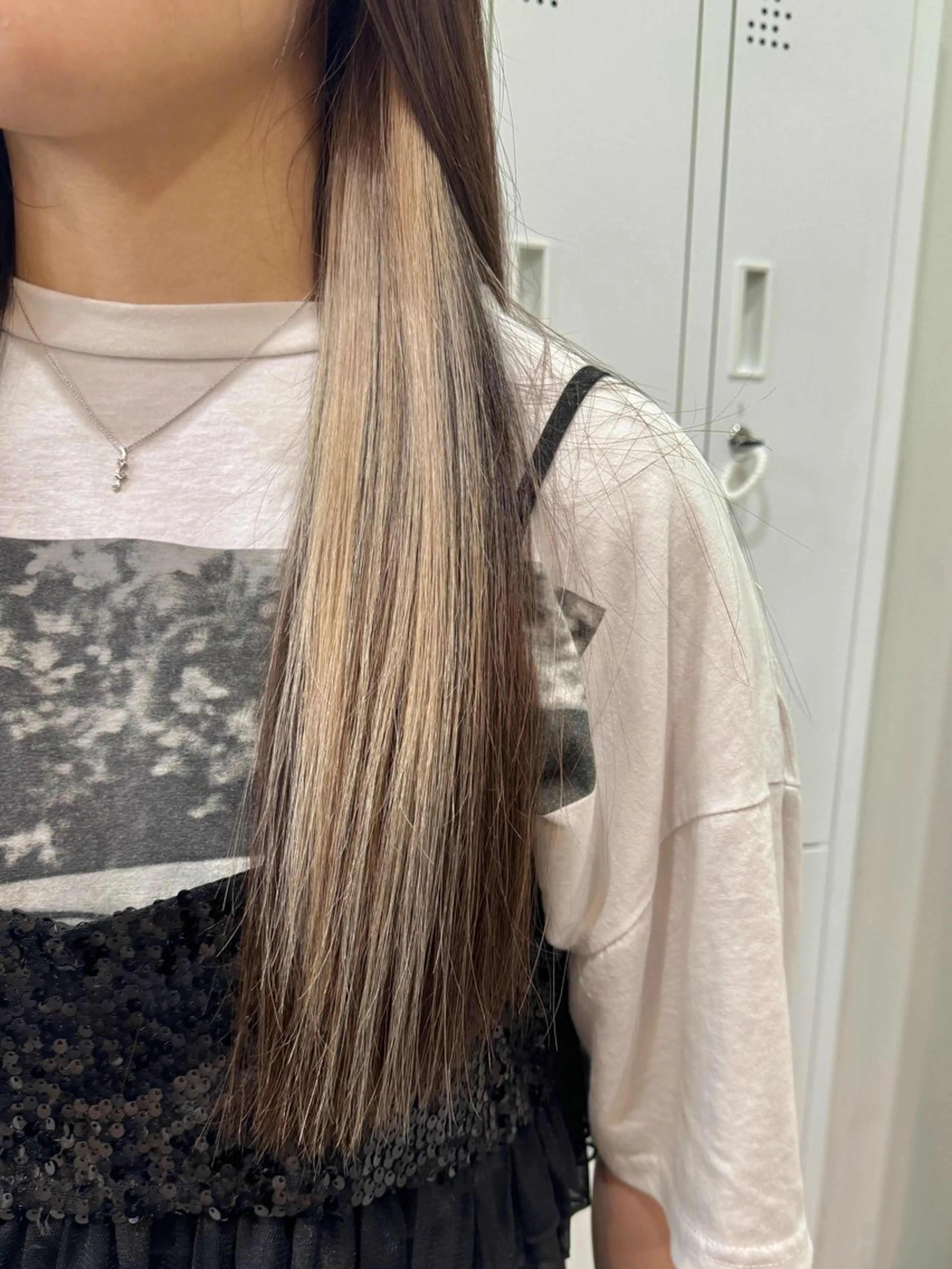 ロング カラー ベージュカラー ホワイトベージュ ヘアカラー 切りっぱなしボブ/ ブリーチカラー/大塚のヘアスタイル