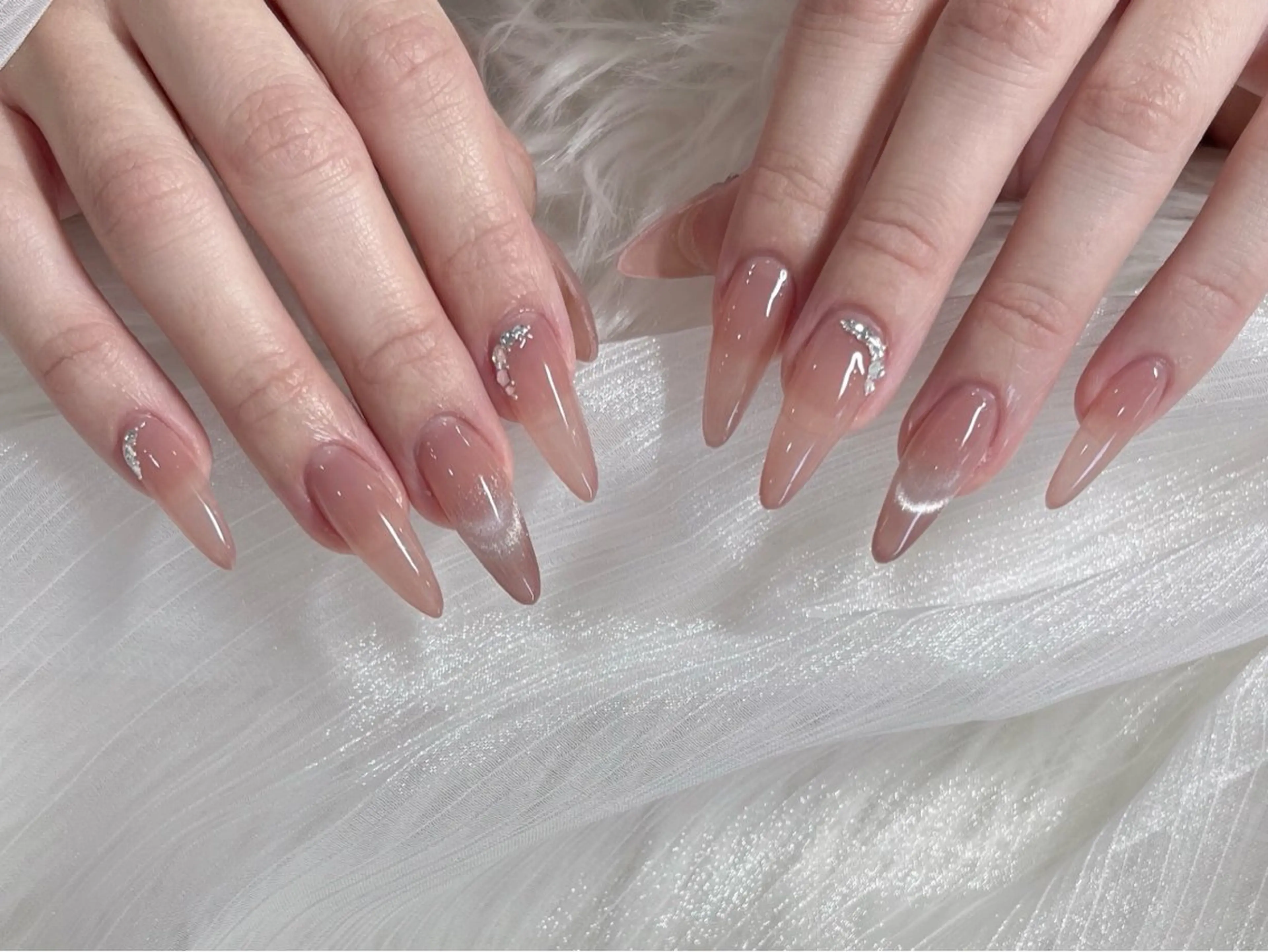 ネイル フレンチネイル キラキラネイル マグネットネイル マグネットフレンチ ストーンネイル ハンドネイル FLY Nail Salonのネイルデザイン