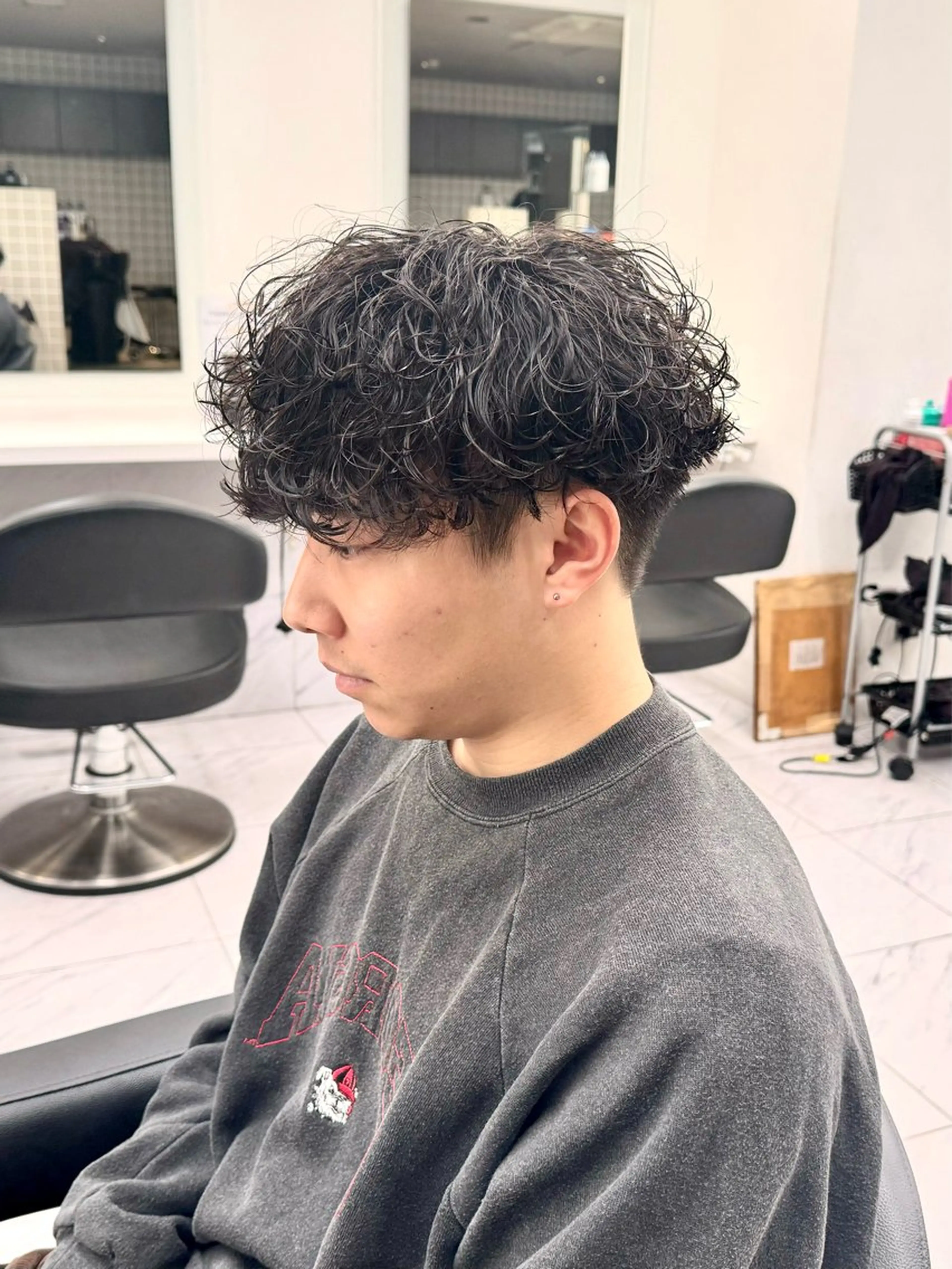 ミディアム パーマ ヘアアレンジ メンズ ミディアムパーマ メンズパーマ 波巻きパーマ カット パーマ トリートメント ヘッドスパ ヘアセット 顔まわりカット の達人のヘアスタイル