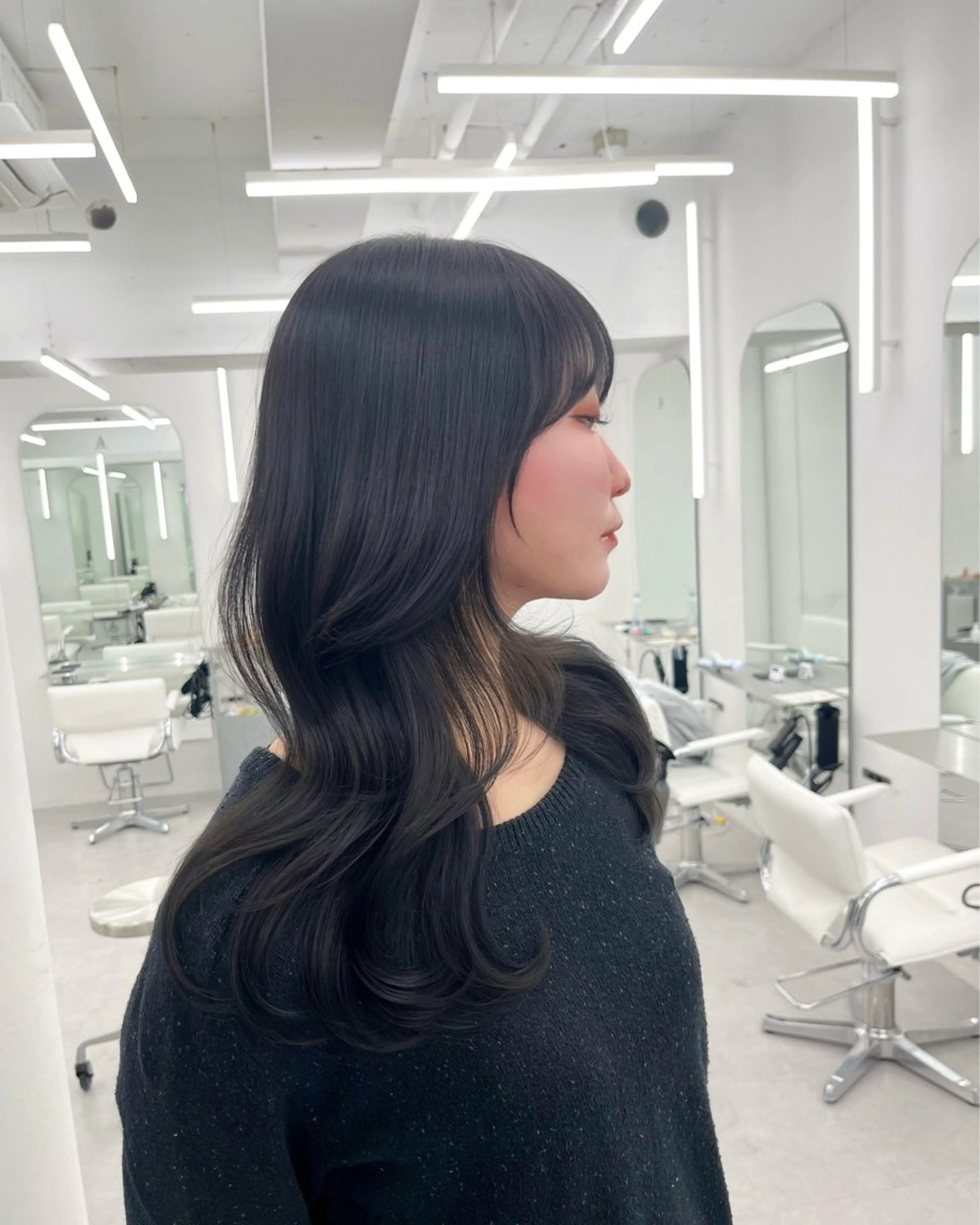 セミロング カラー 黒髪 ブルーカラー ブルーブラック 韓国風ヘア カット ヘアカラー トリートメント 透明感カラー✨🩵 韓国ヘアkanatoのヘアスタイル