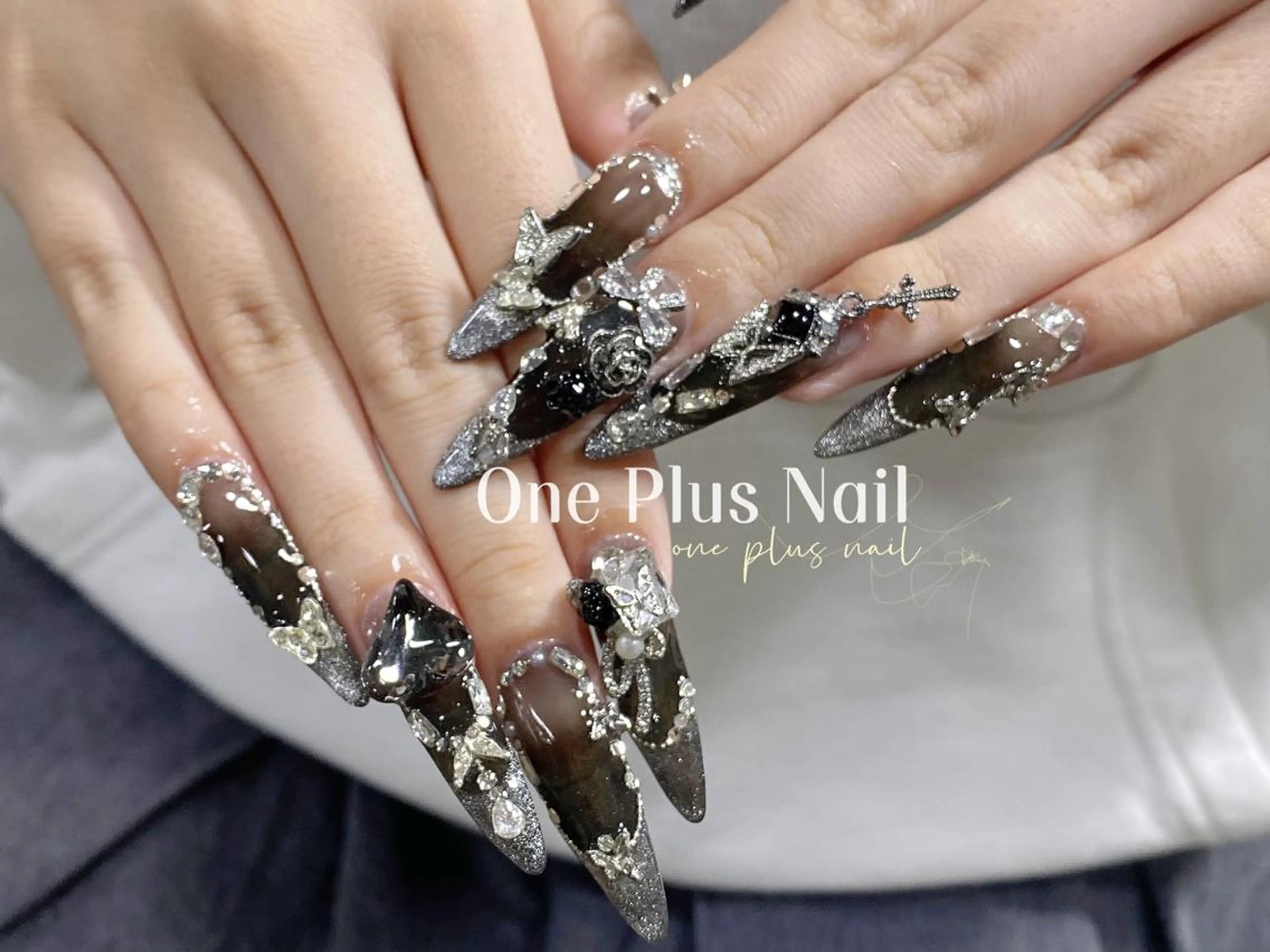 ネイル ガーリー ハート キラキラネイル 韓国ネイル ロングネイル One Plus Nail Salonのネイルデザイン