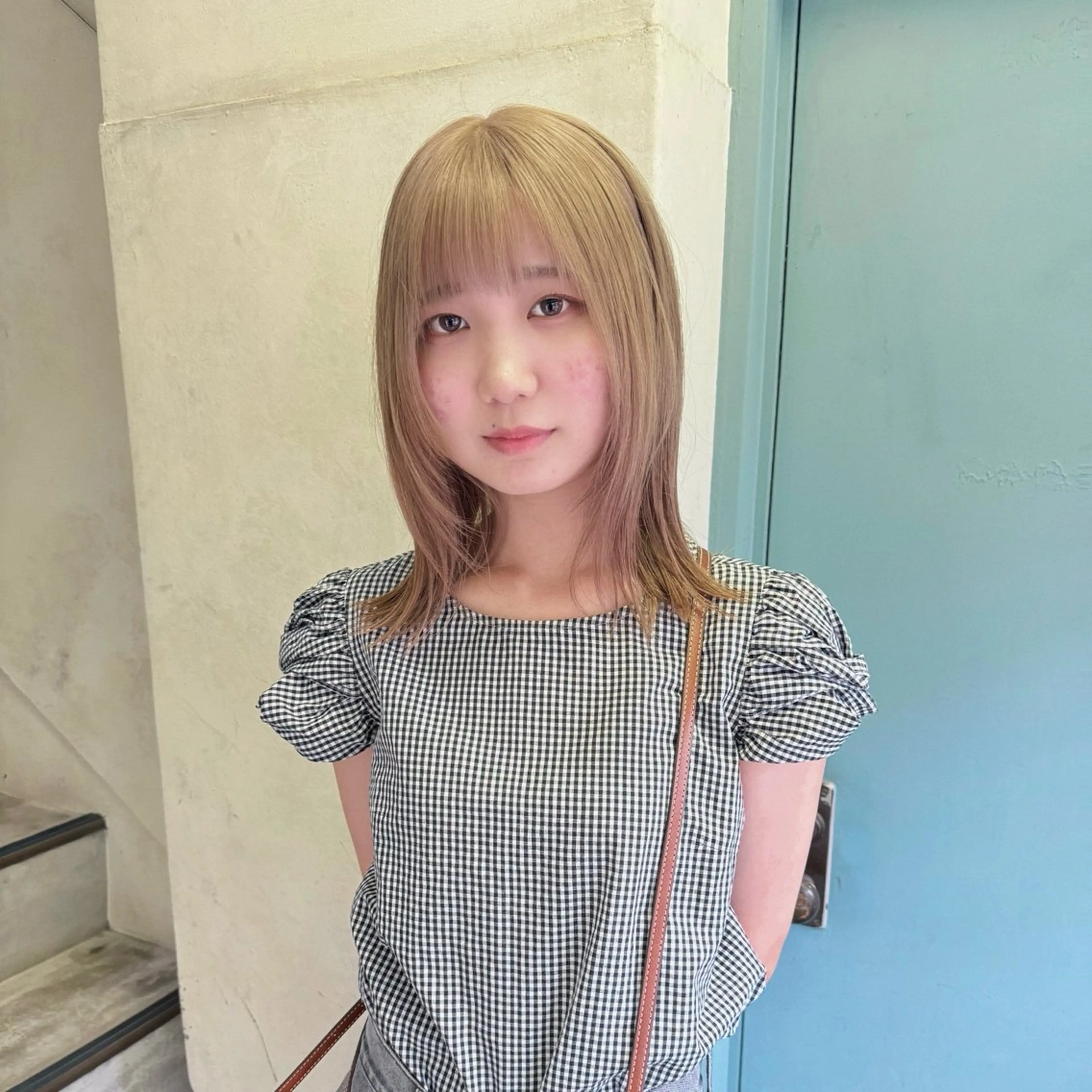 ミディアム カラー ベージュカラー ブリーチ ケアブリーチ ミルクティーベージュ 顔まわりレイヤー Belle BIANCA所属・スギヤマ ショウゴのヘアスタイル