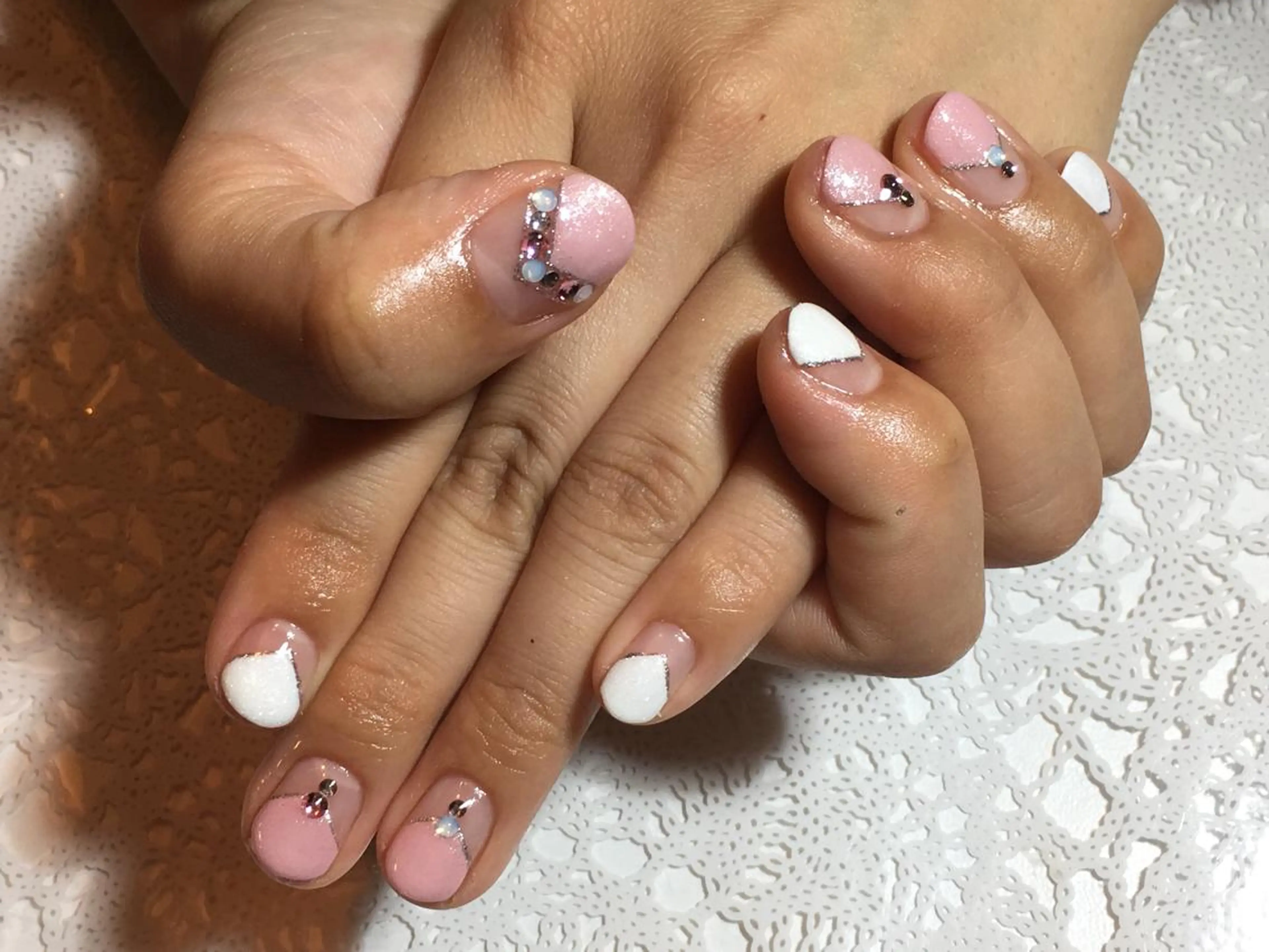 ネイル キラキラネイル ピンク ストーンネイル ホワイト 古川 里美のネイルデザイン